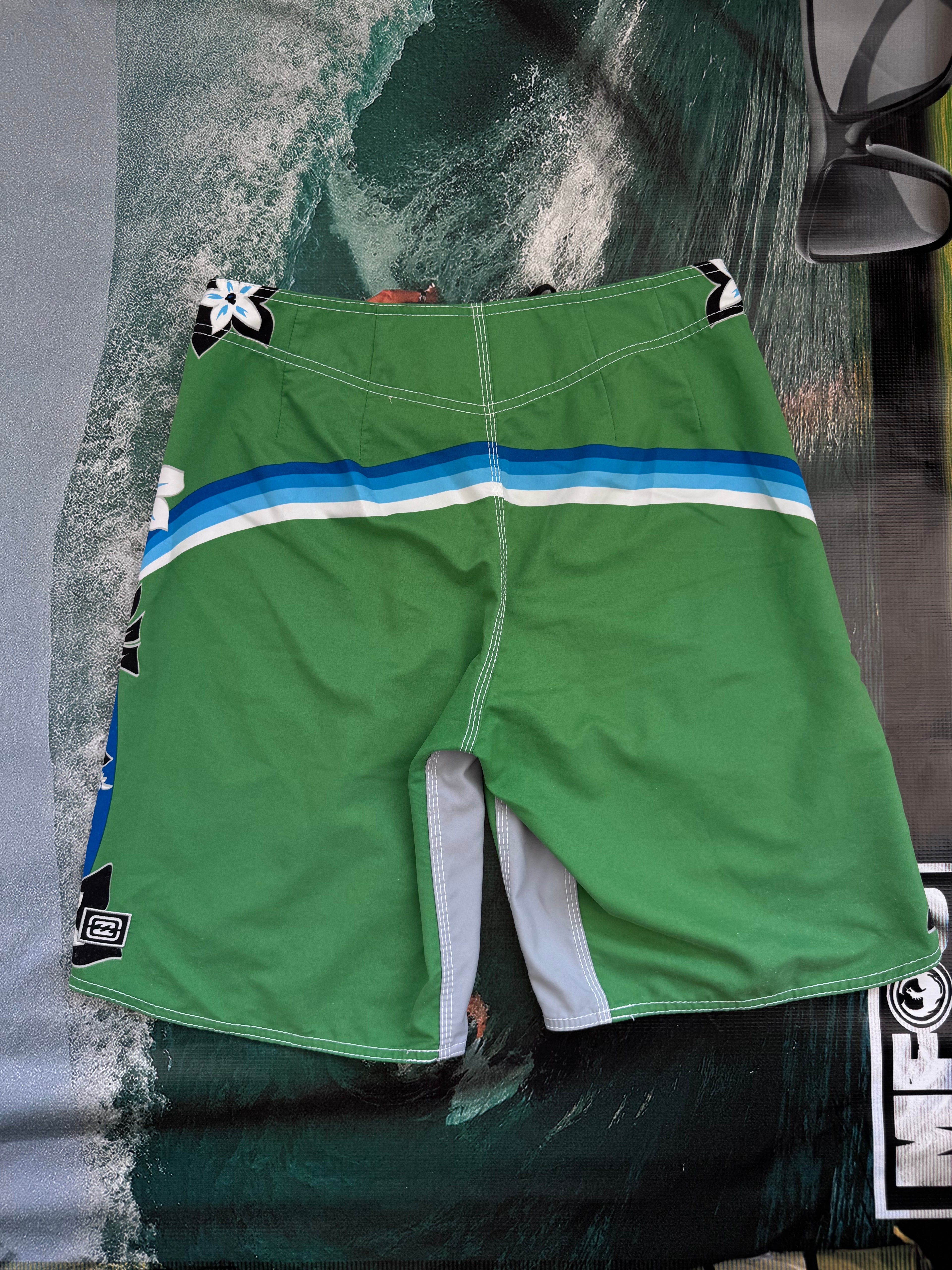 Y2K Billabong Floral boardshorts green/white/blue/black size 32 – back view