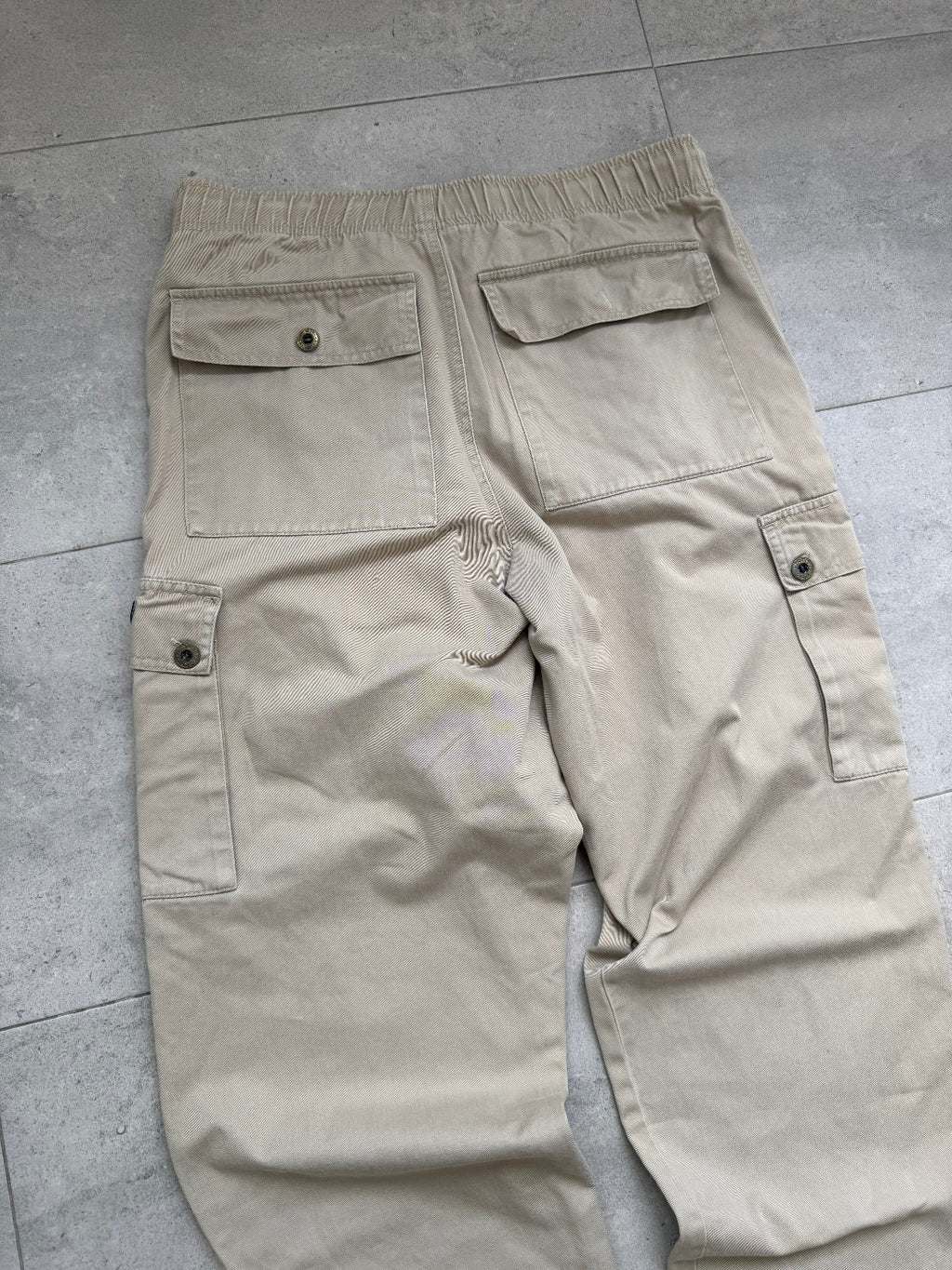 90s Billabong vintage cargo pants in beige, waist 28, surf and skate trousers - close-up detail