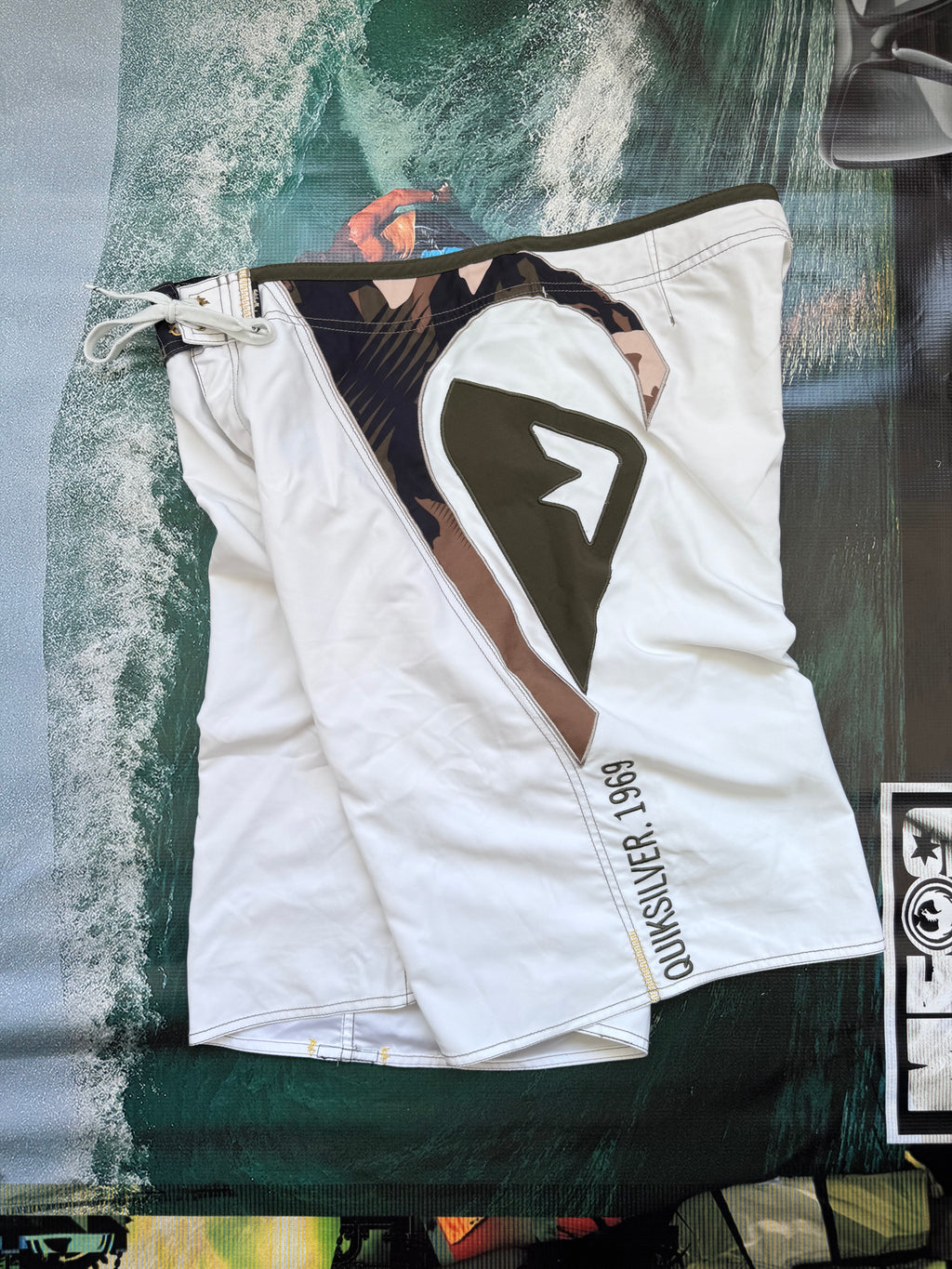 Y2K Quiksilver boardshorts white/khaki size 36 – front view