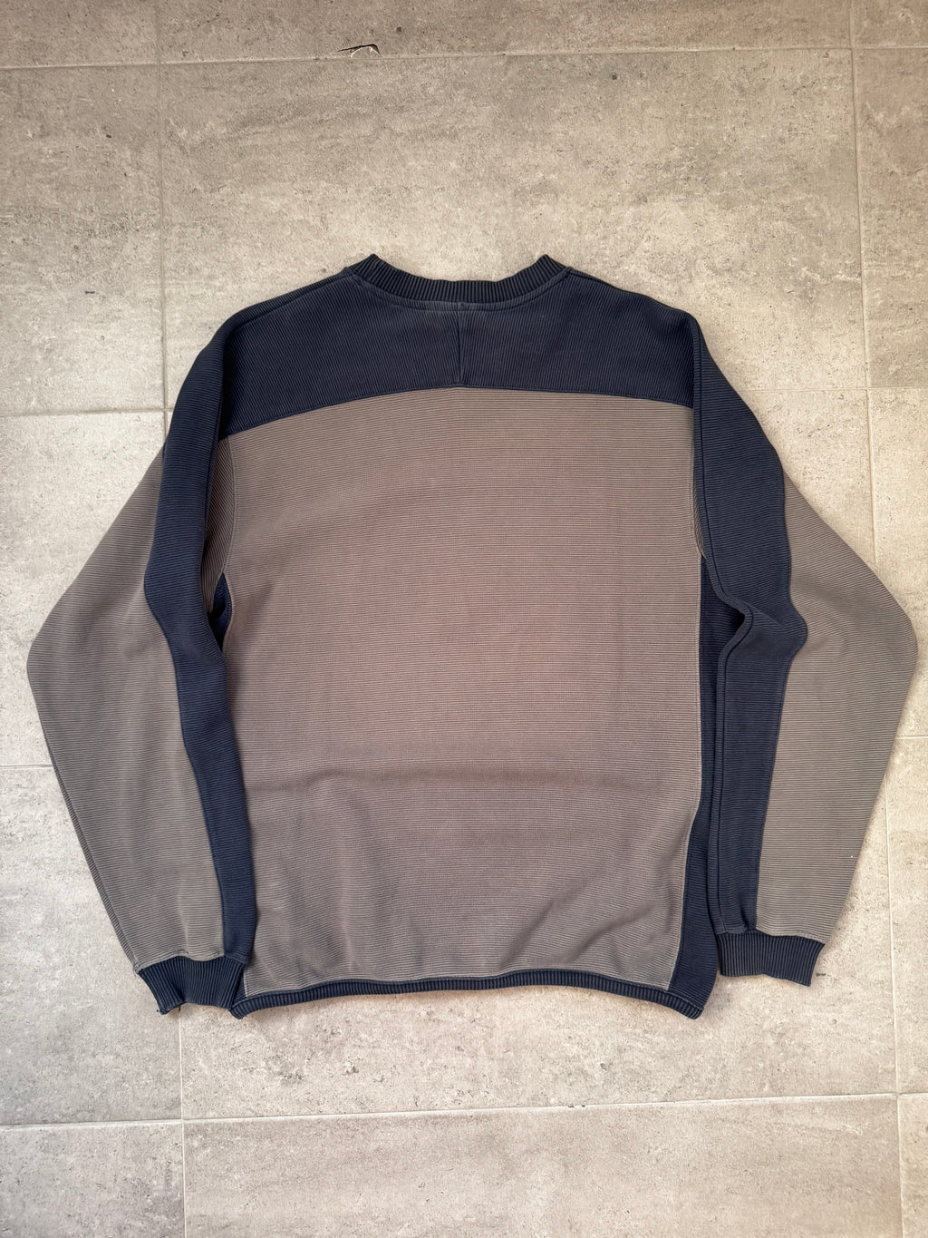 90s Quiksilver vintage sweatshirt in grey and navy, size S - close-up detail