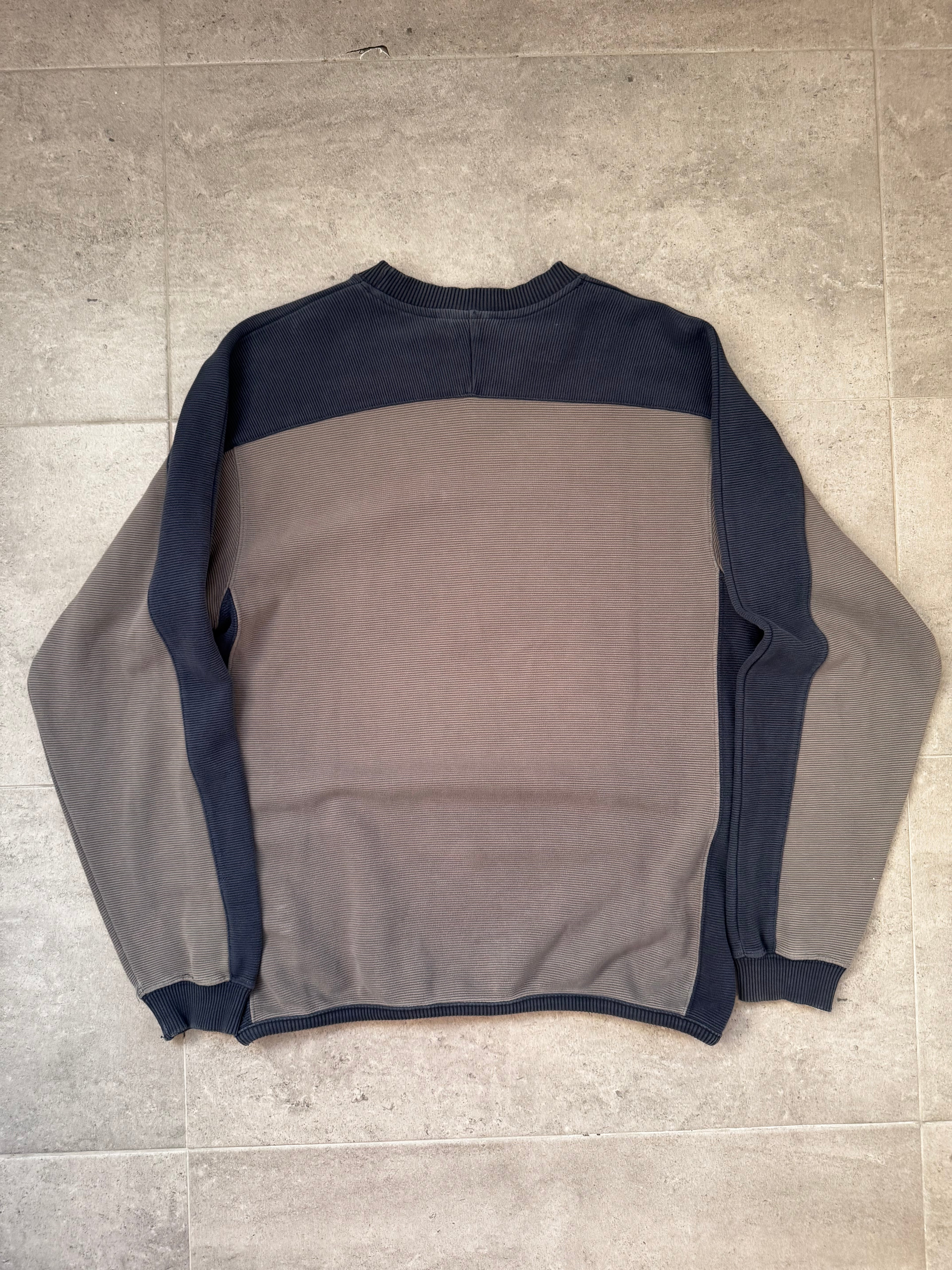 90s Quiksilver vintage sweatshirt in grey and navy, size S - close-up detail