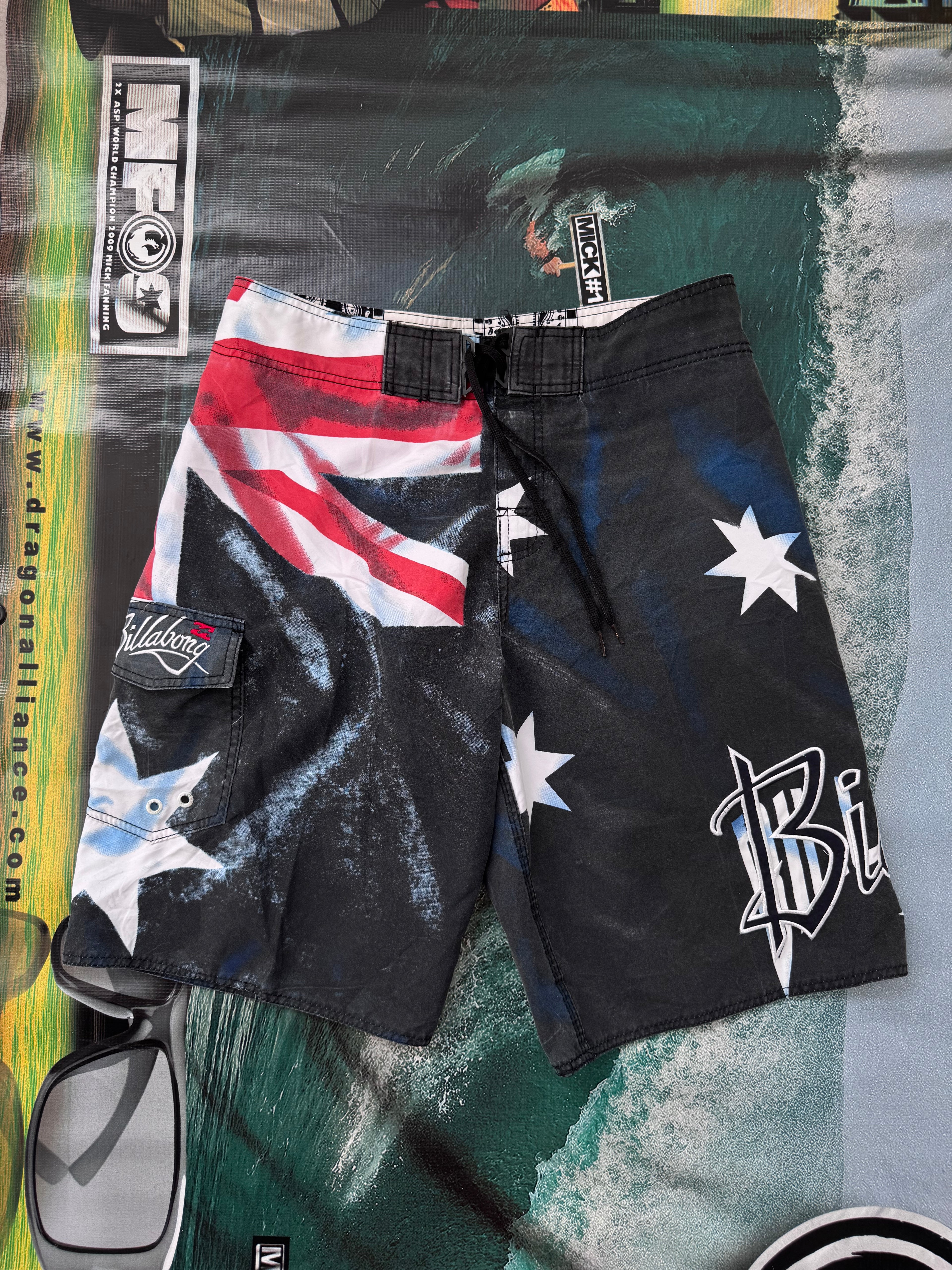 Y2K Billabong Australia Flag boardshorts black/white size 34 – front view