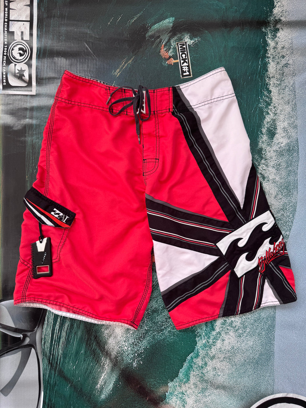 Y2K Billabong Andy Irons boardshorts light red/white/black size 33 – front view