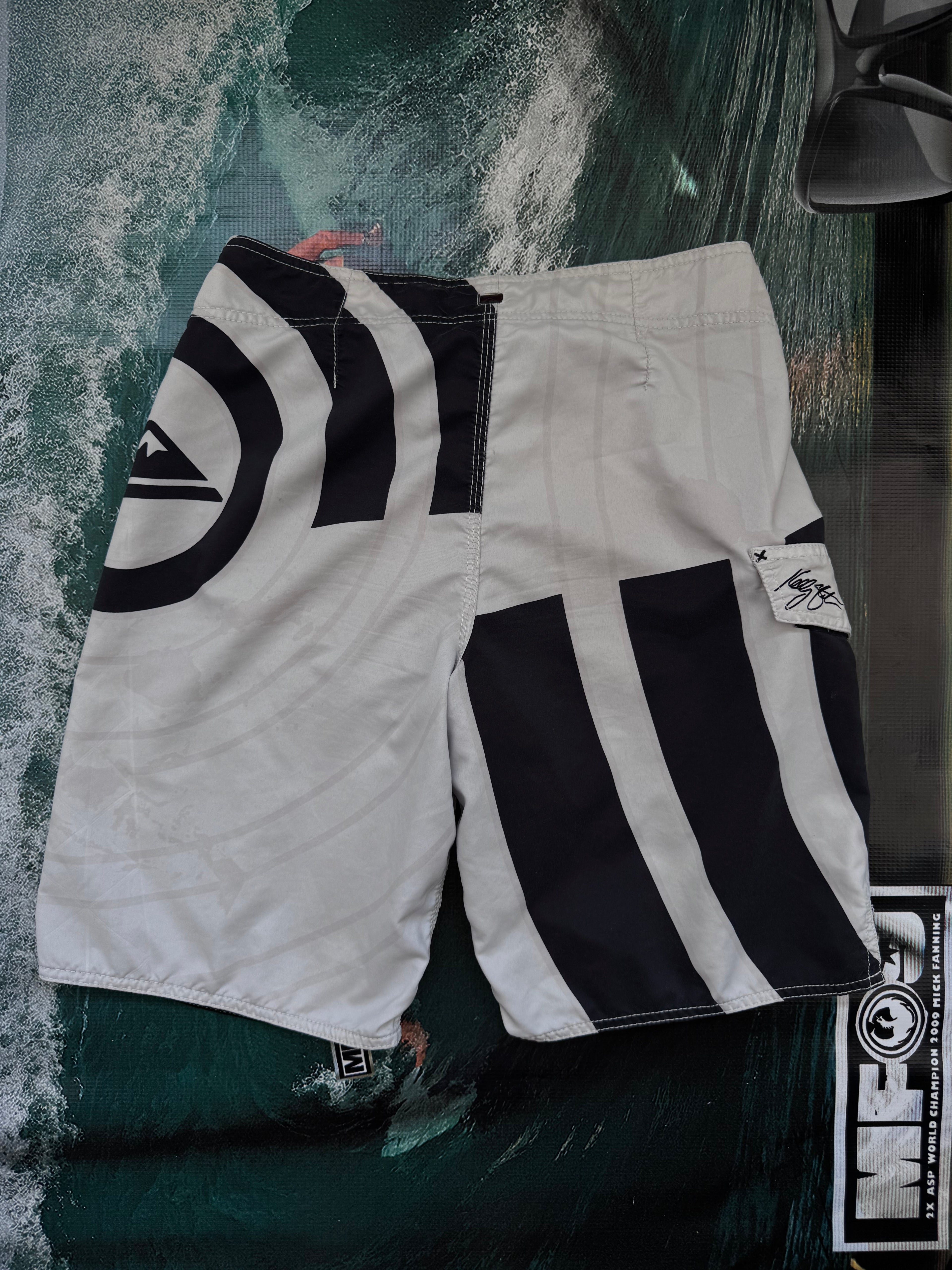 Y2K Quiksilver Kelly Slater boardshorts white/black size 28 – detail view