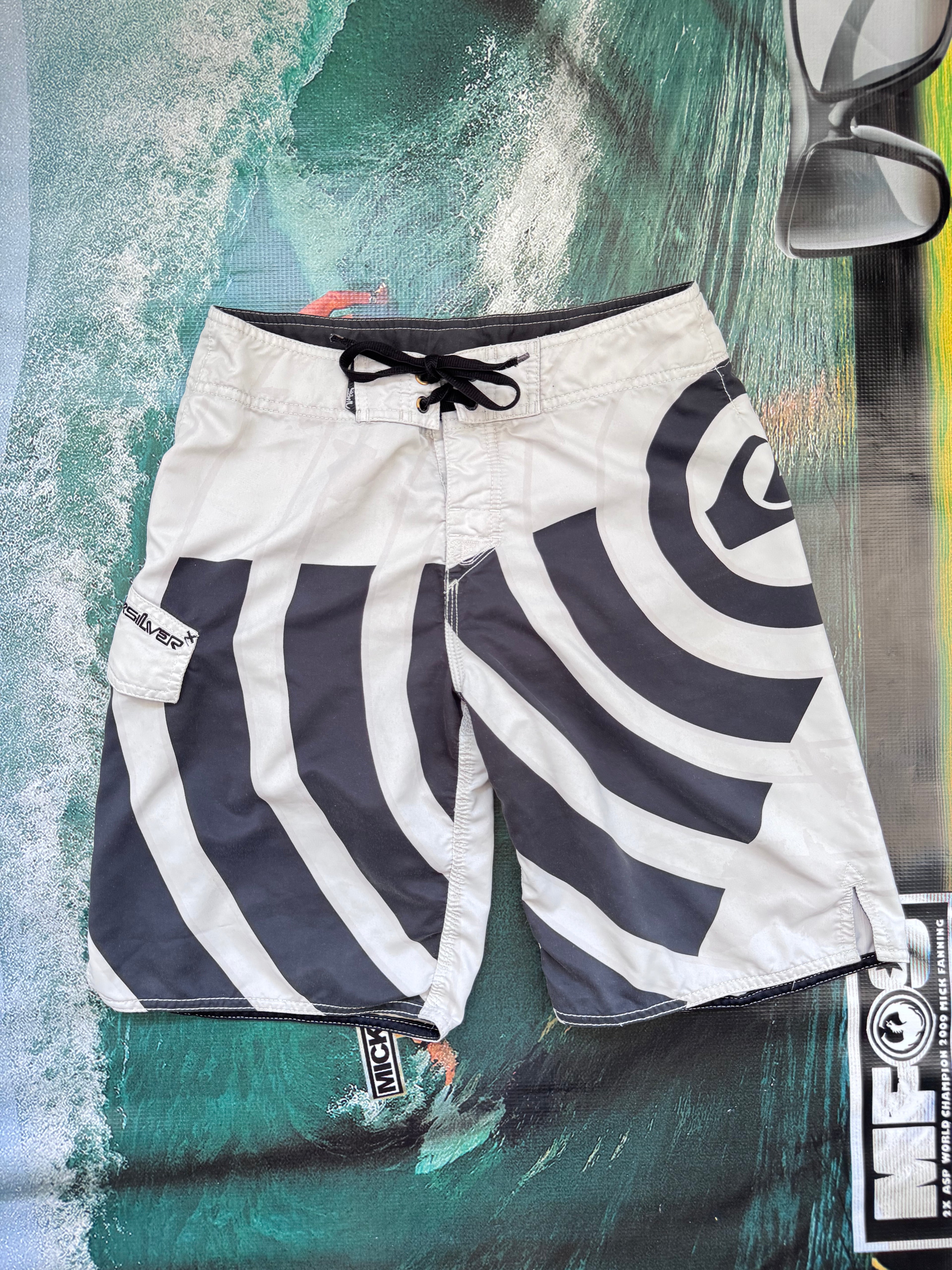 Y2K Quiksilver Kelly Slater boardshorts white/black size 28 – front view