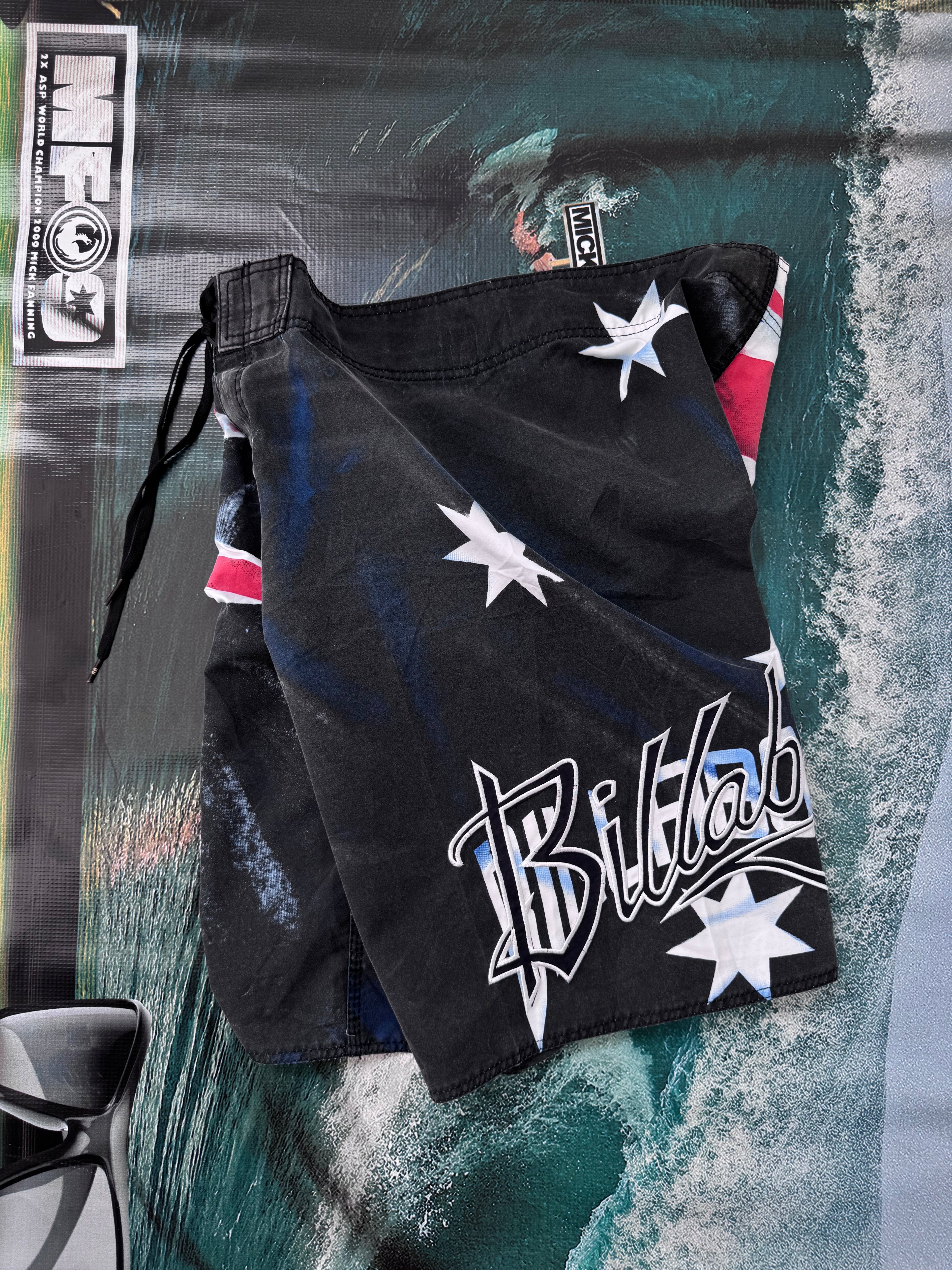 Y2K Billabong Australia Flag boardshorts black/white size 34 – back view