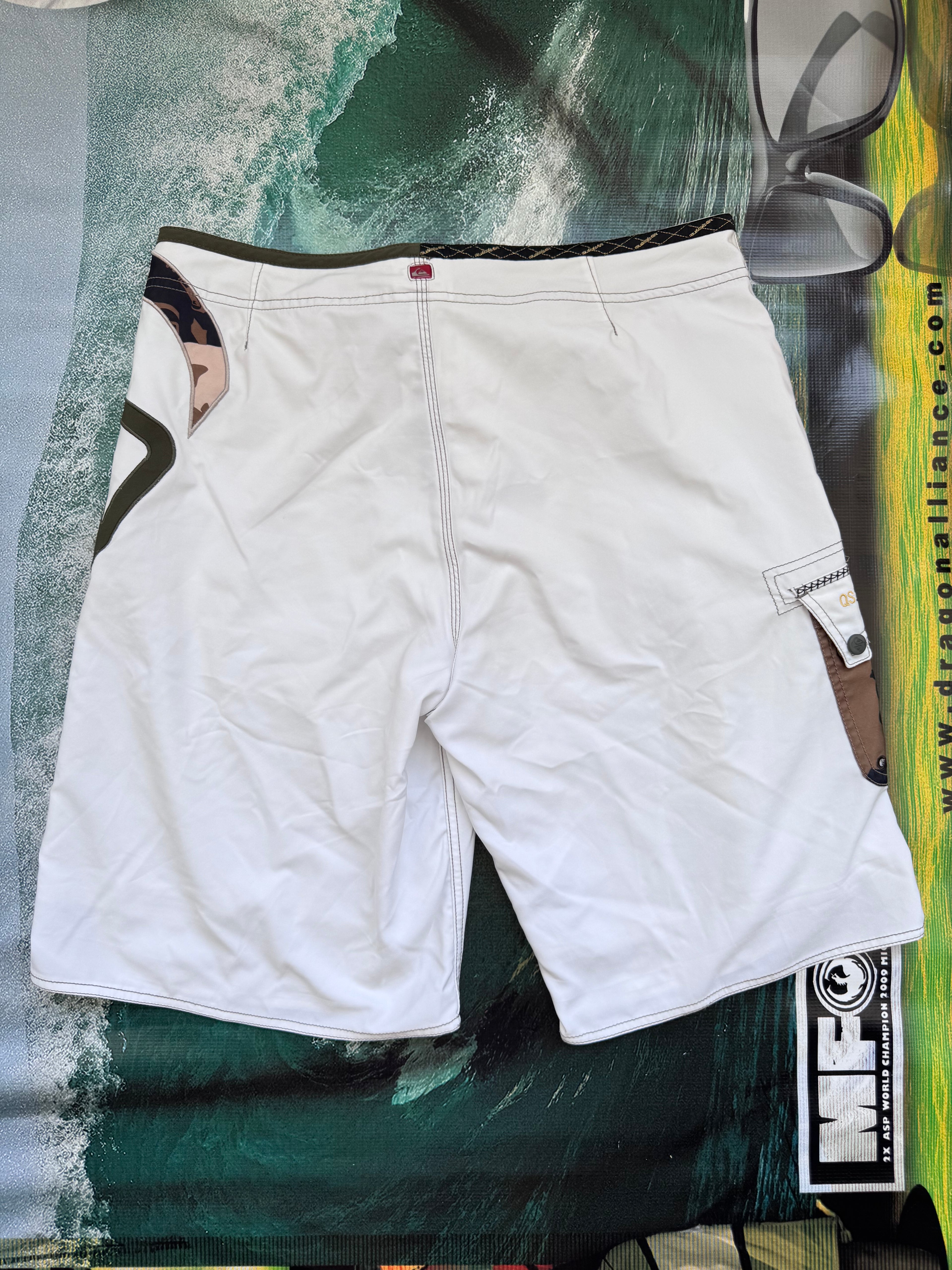 Y2K Quiksilver boardshorts white/khaki size 36 – detail view
