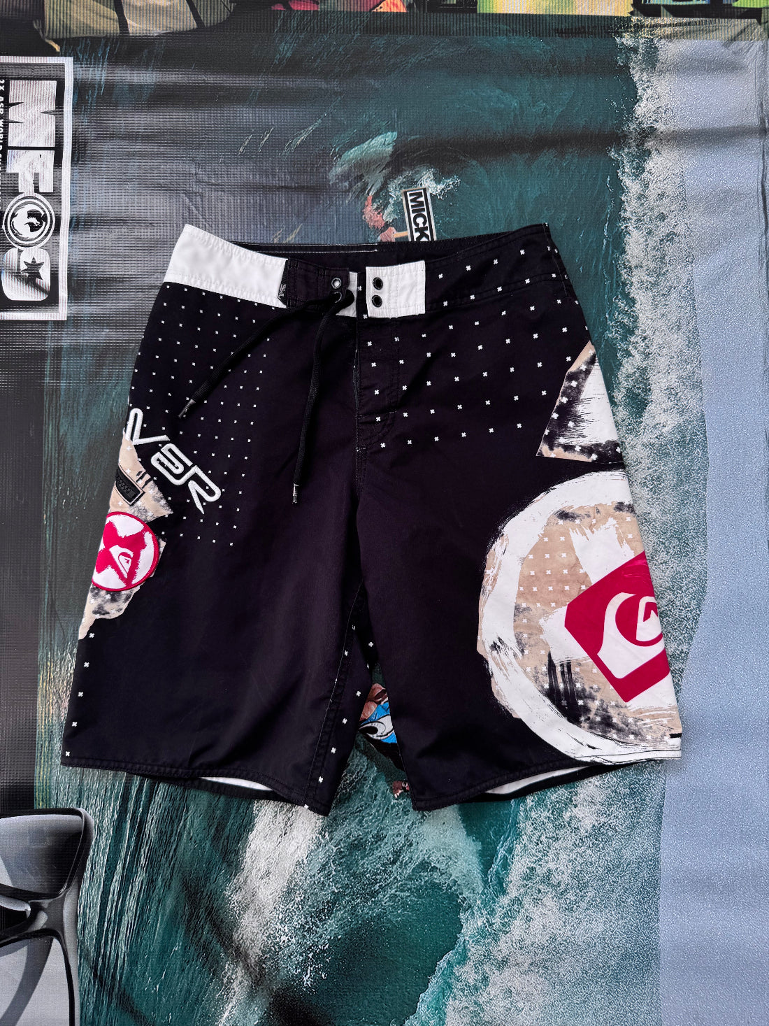 Y2K Quiksilver boardshorts black/beige/white size 14Y – back view