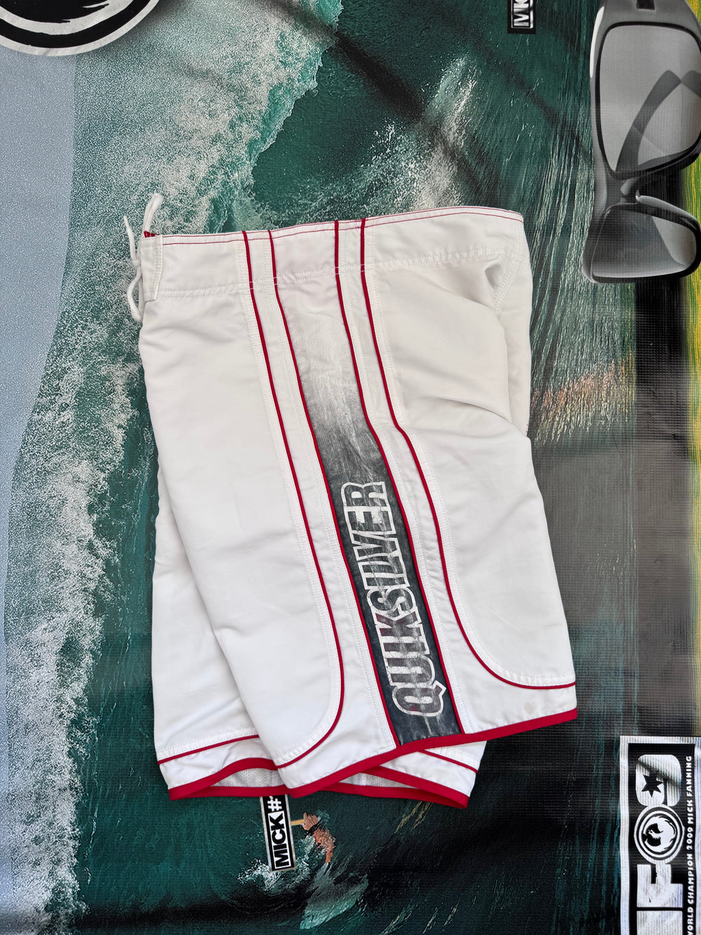 Y2K Quiksilver boardshorts black/white size 31 – back view