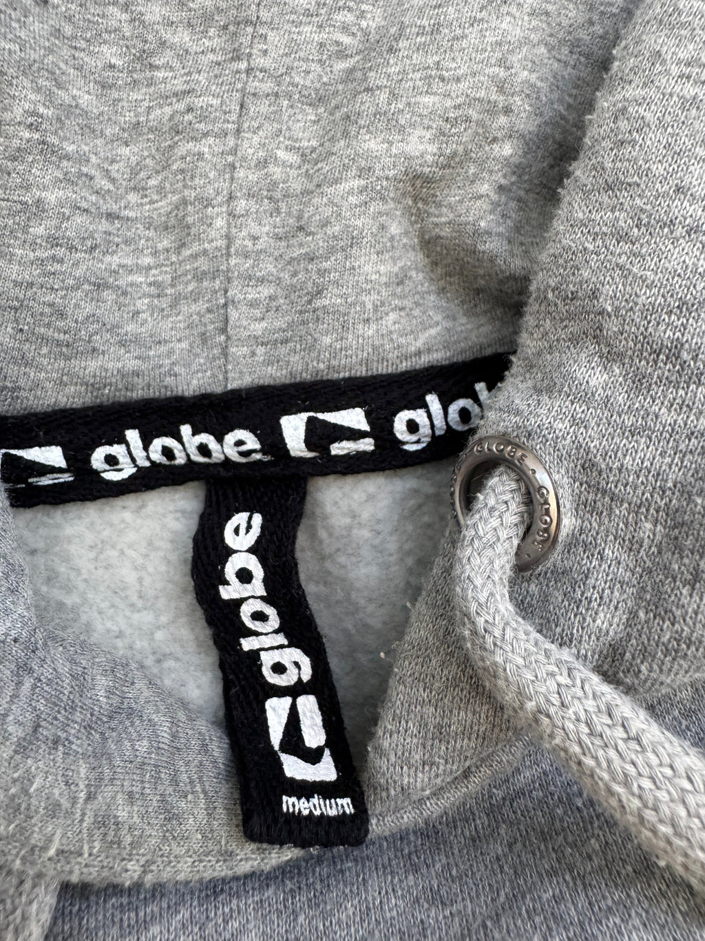Vintage Y2K Globe skate sweatshirt, grey - label detail