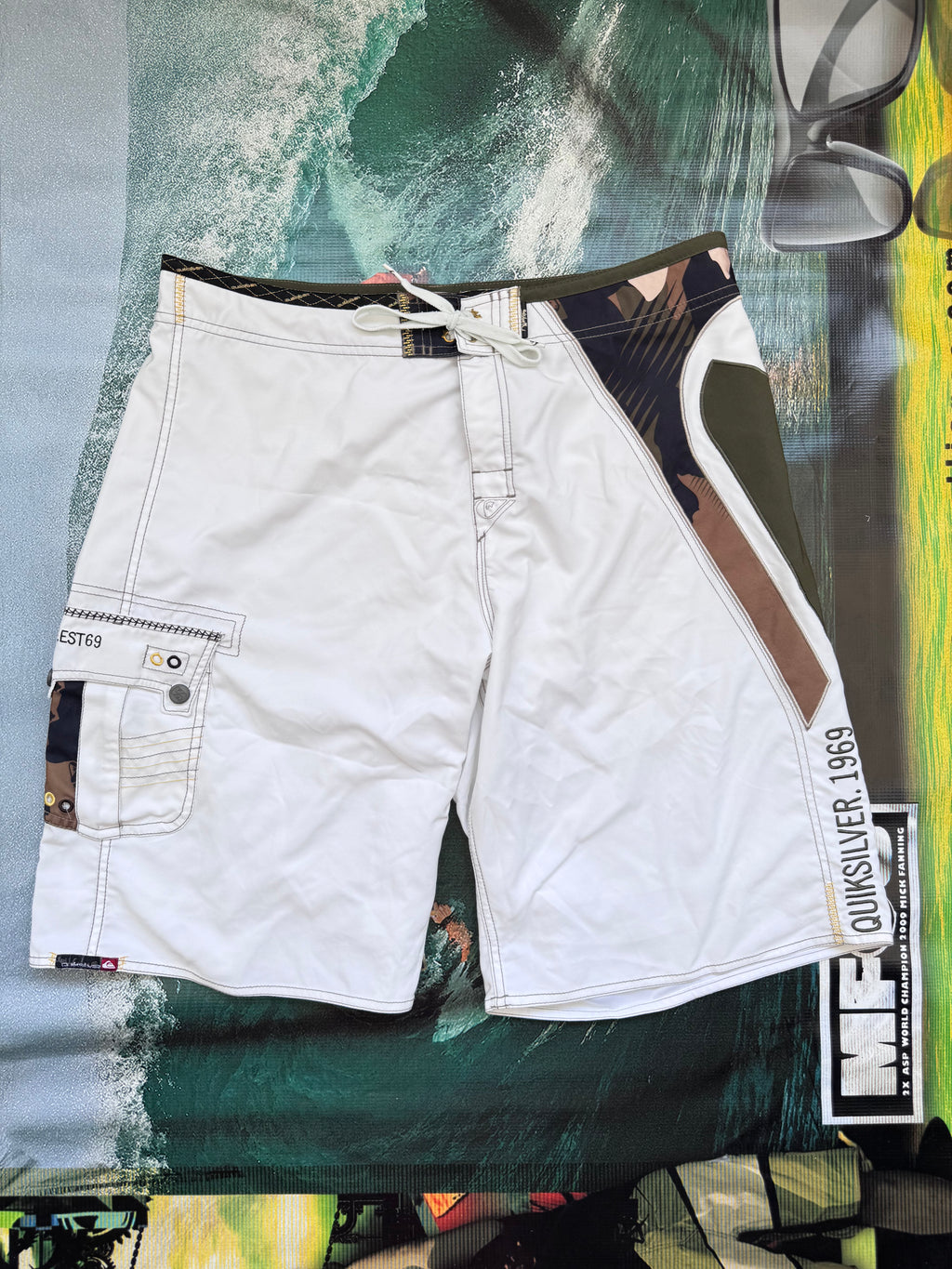 Y2K Quiksilver boardshorts white/khaki size 36 – back view