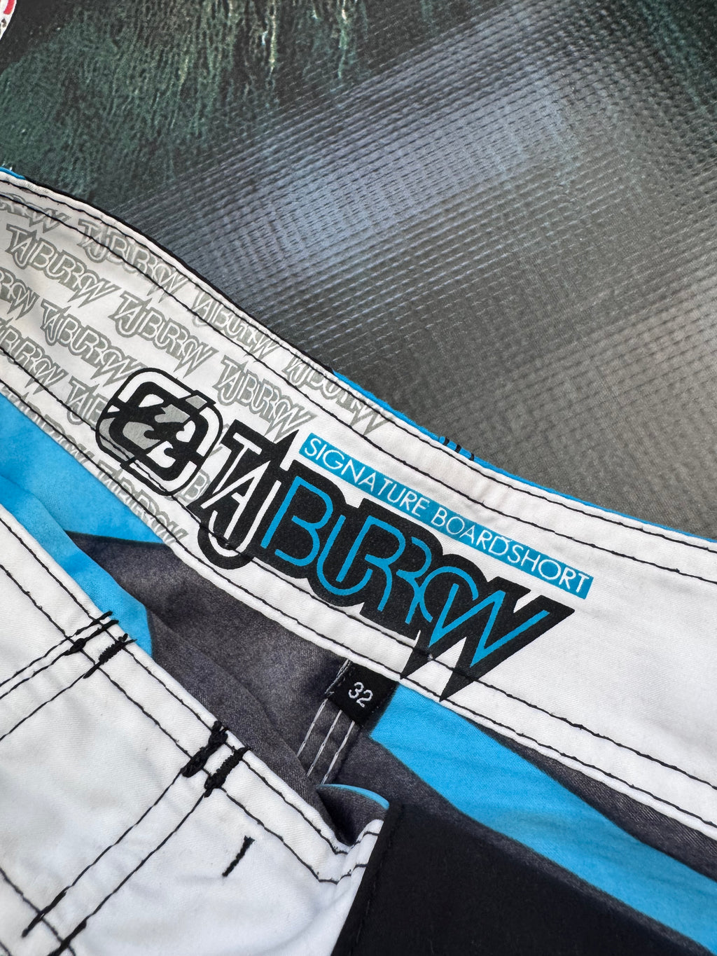 Y2K Billabong Taj Burrow boardshorts blue/black/white size 32 – detail view