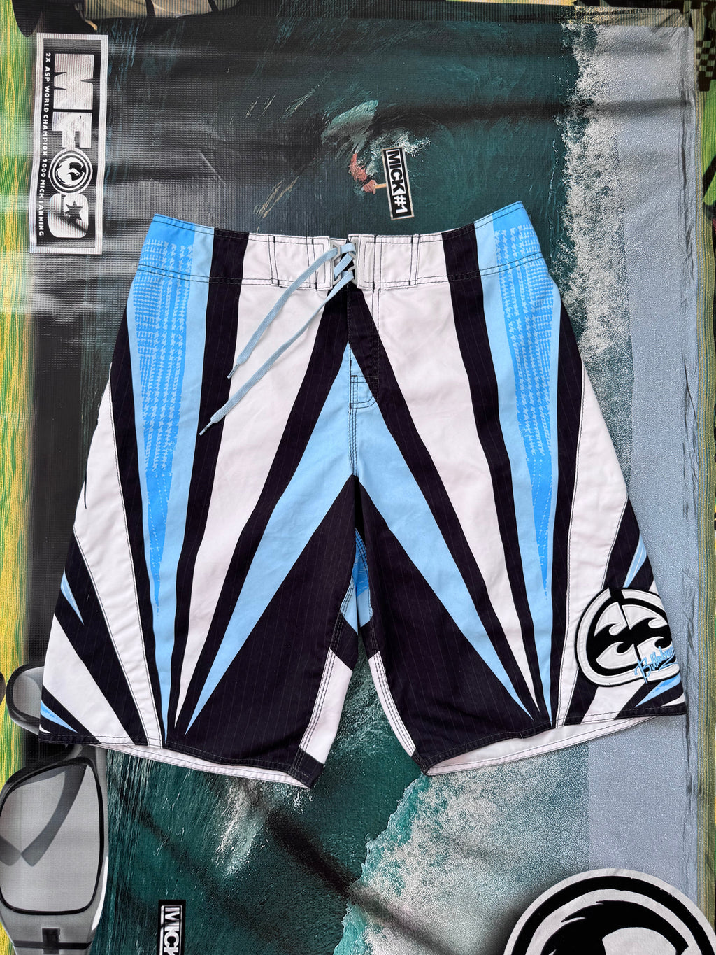 Y2K Billabong Andy Irons boardshorts blue/white/black size 34 – front view