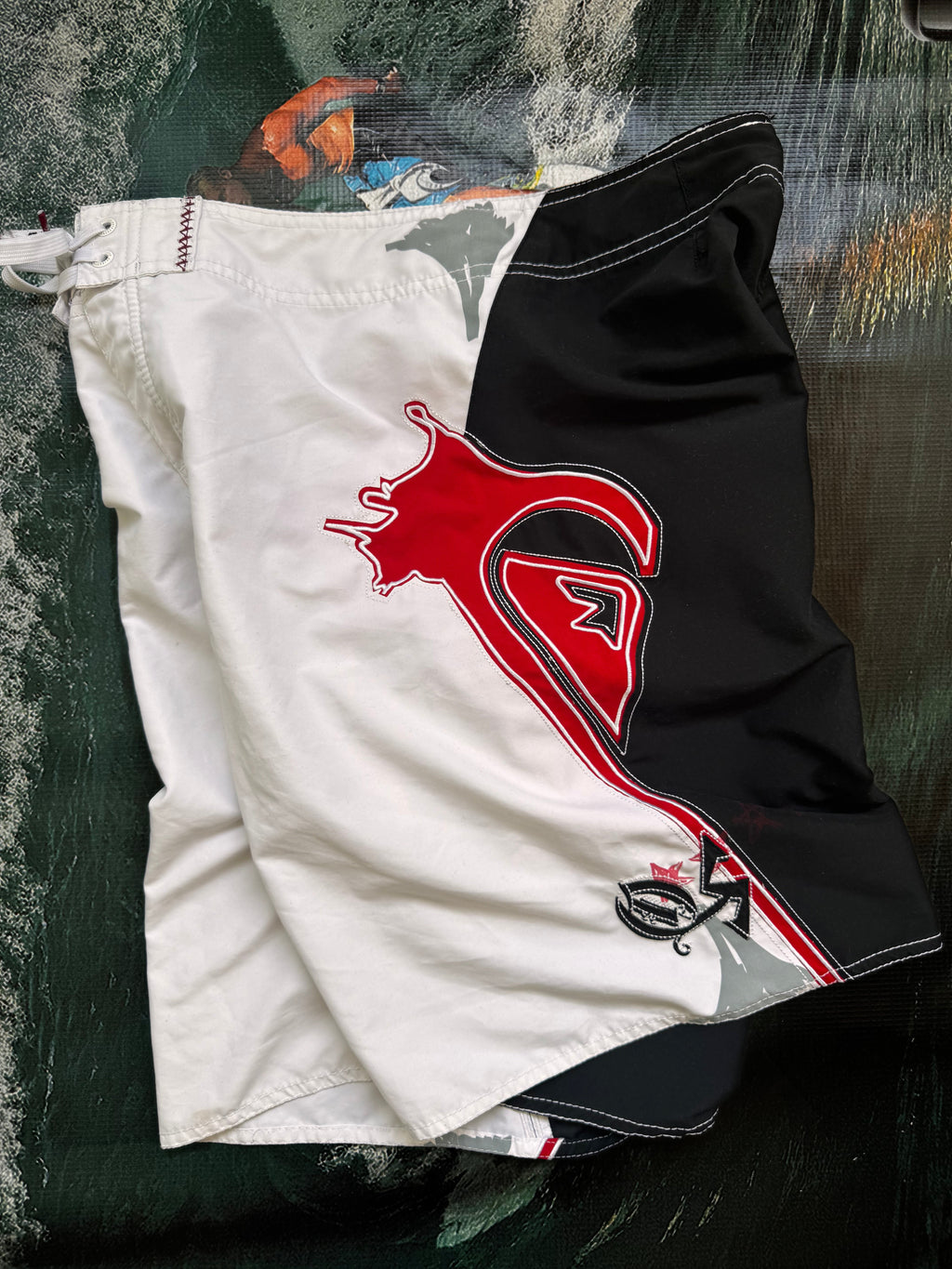 Y2K Quiksilver boardshorts black white red size 30
