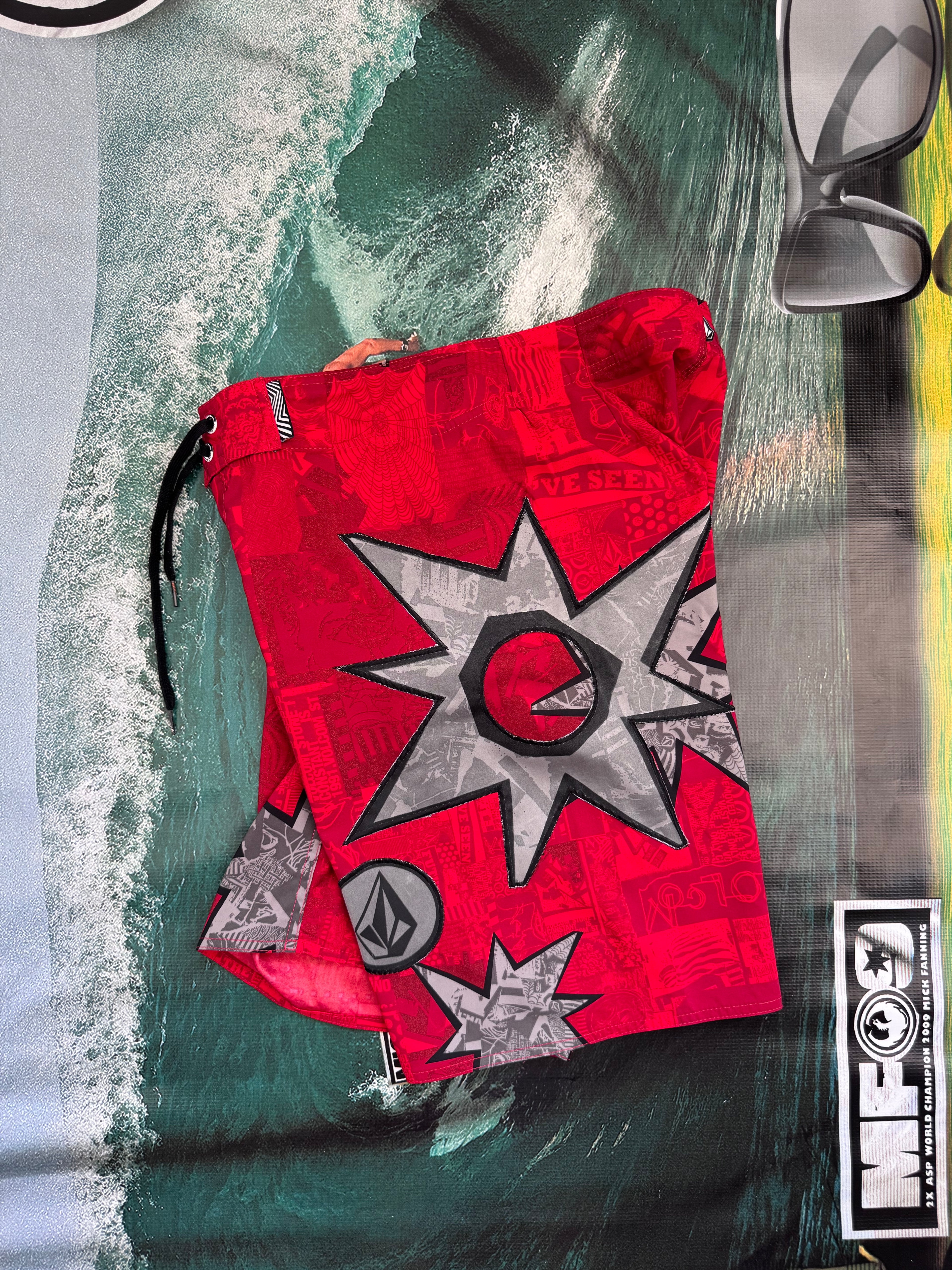 Y2K Billabong Bruce Irons boardshorts red/grey size 32 – front view