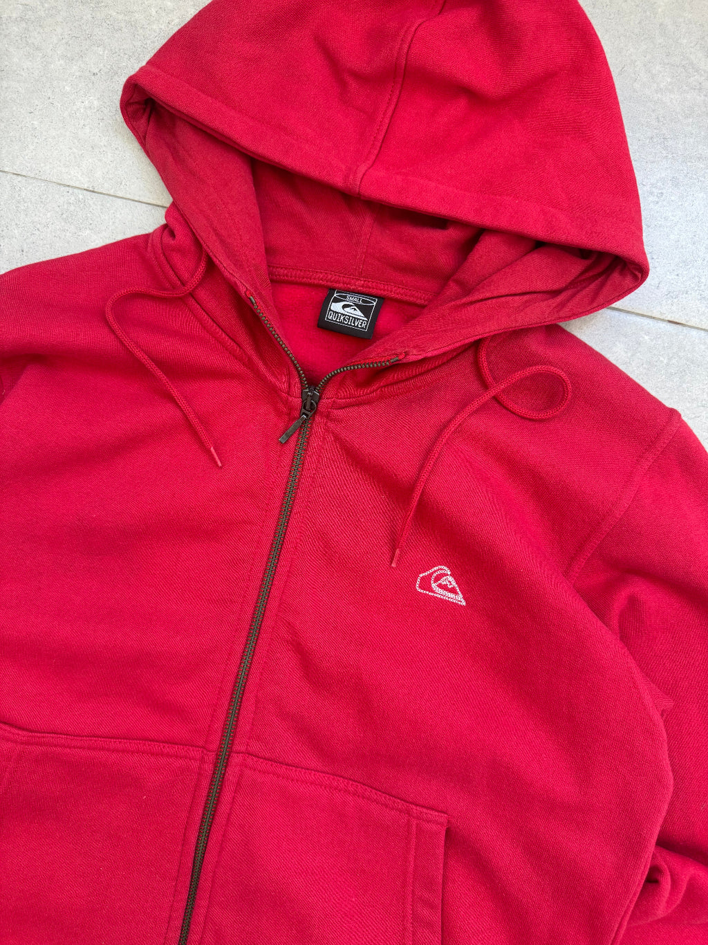 Vintage Y2K Quiksilver surf sweatshirt, red - logo detail
