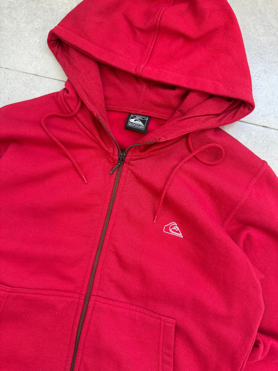 Vintage Y2K Quiksilver surf sweatshirt, red - logo detail