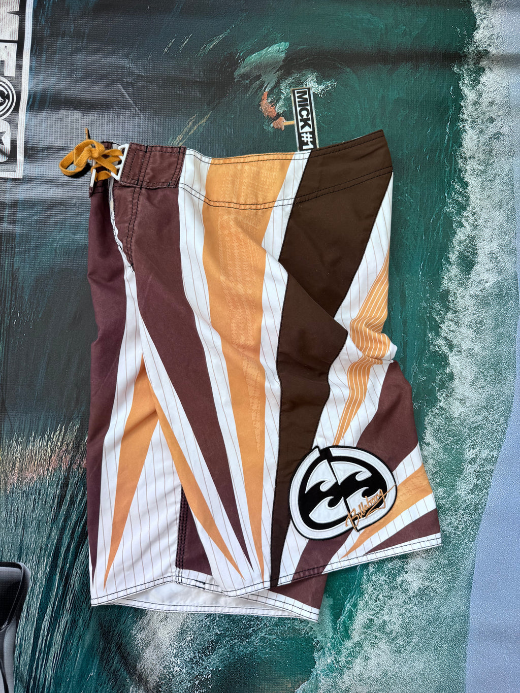 Y2K Billabong Andy Irons boardshorts yellow mustard/white/brown size 28 – back view
