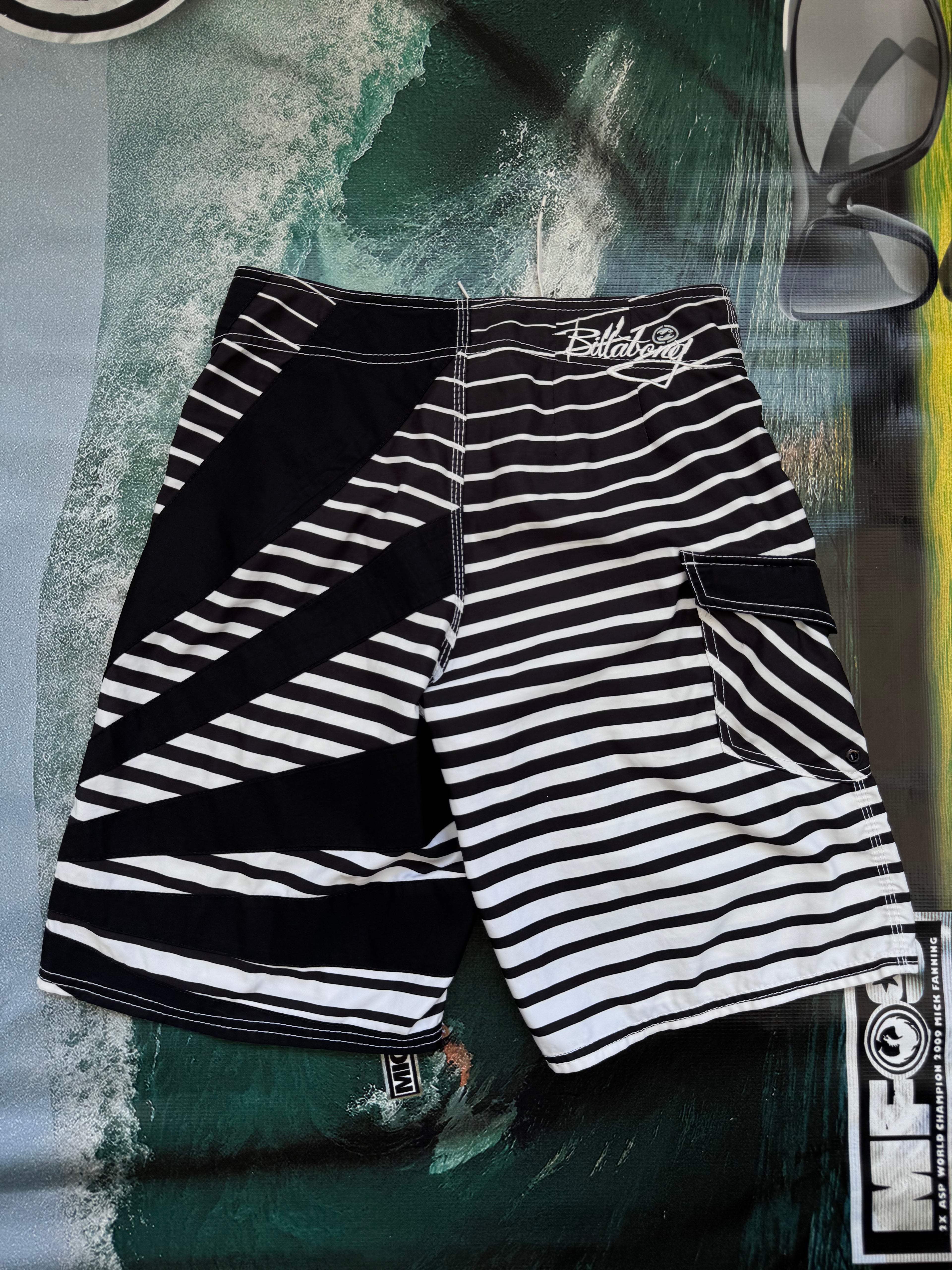 Y2K Billabong Andy Irons boardshorts black/white size 32 – detail view