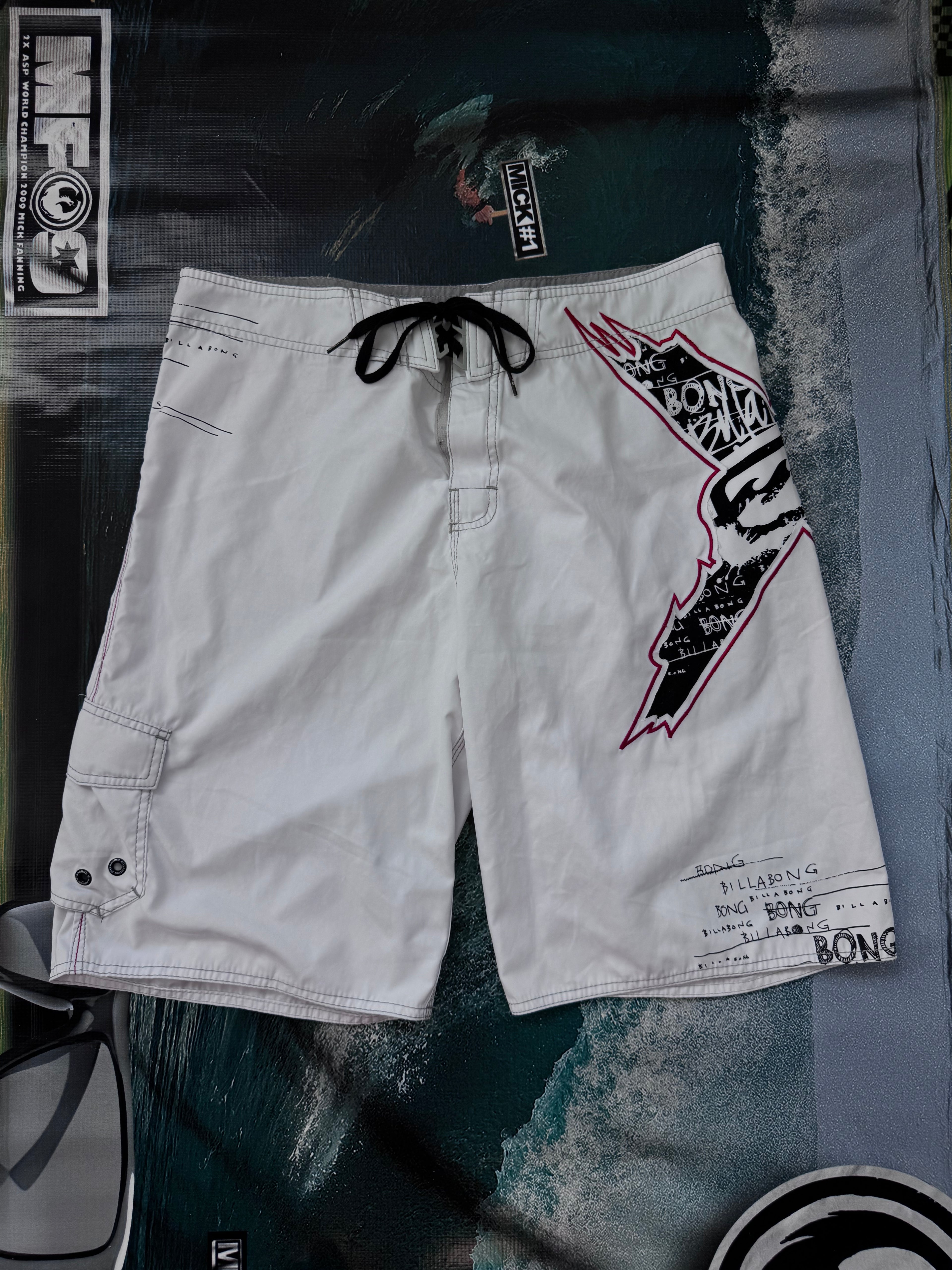 Y2K Billabong boardshorts white size 36 – back view