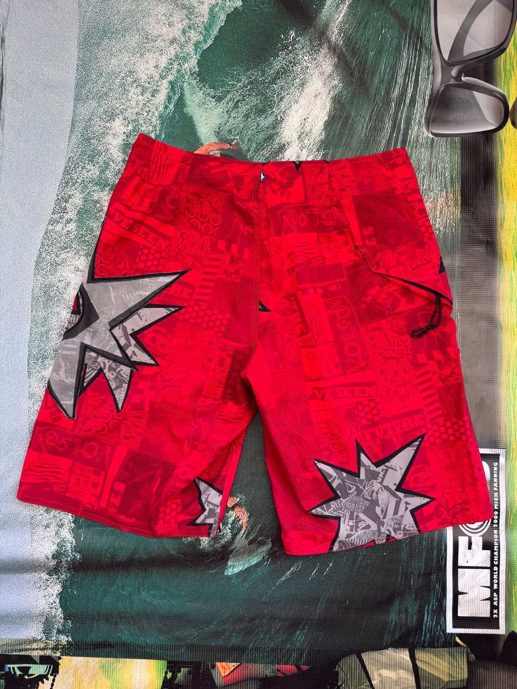 Y2K Billabong Bruce Irons boardshorts red/grey size 32 – detail view