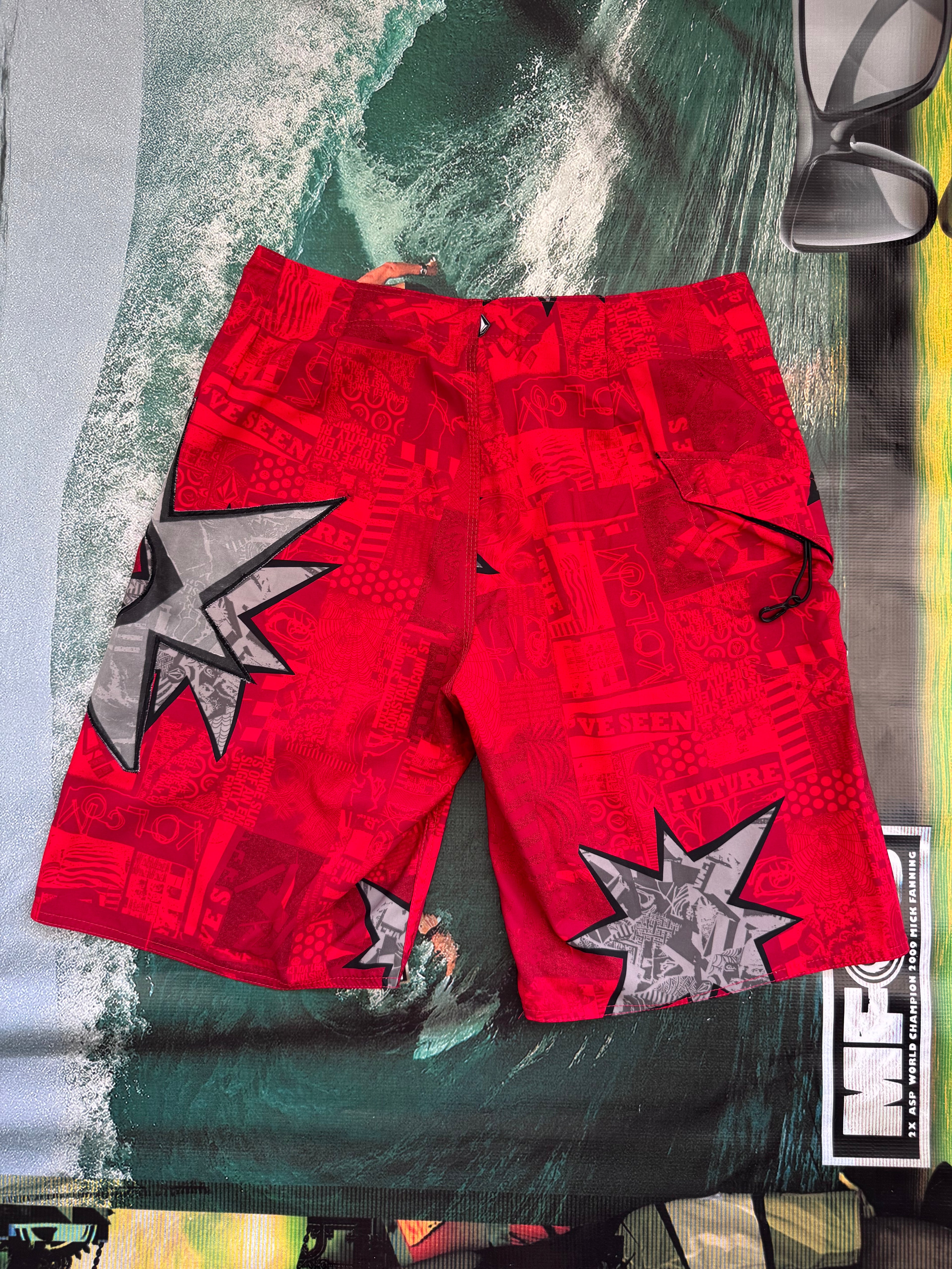 Y2K Billabong Bruce Irons boardshorts red/grey size 32 – detail view