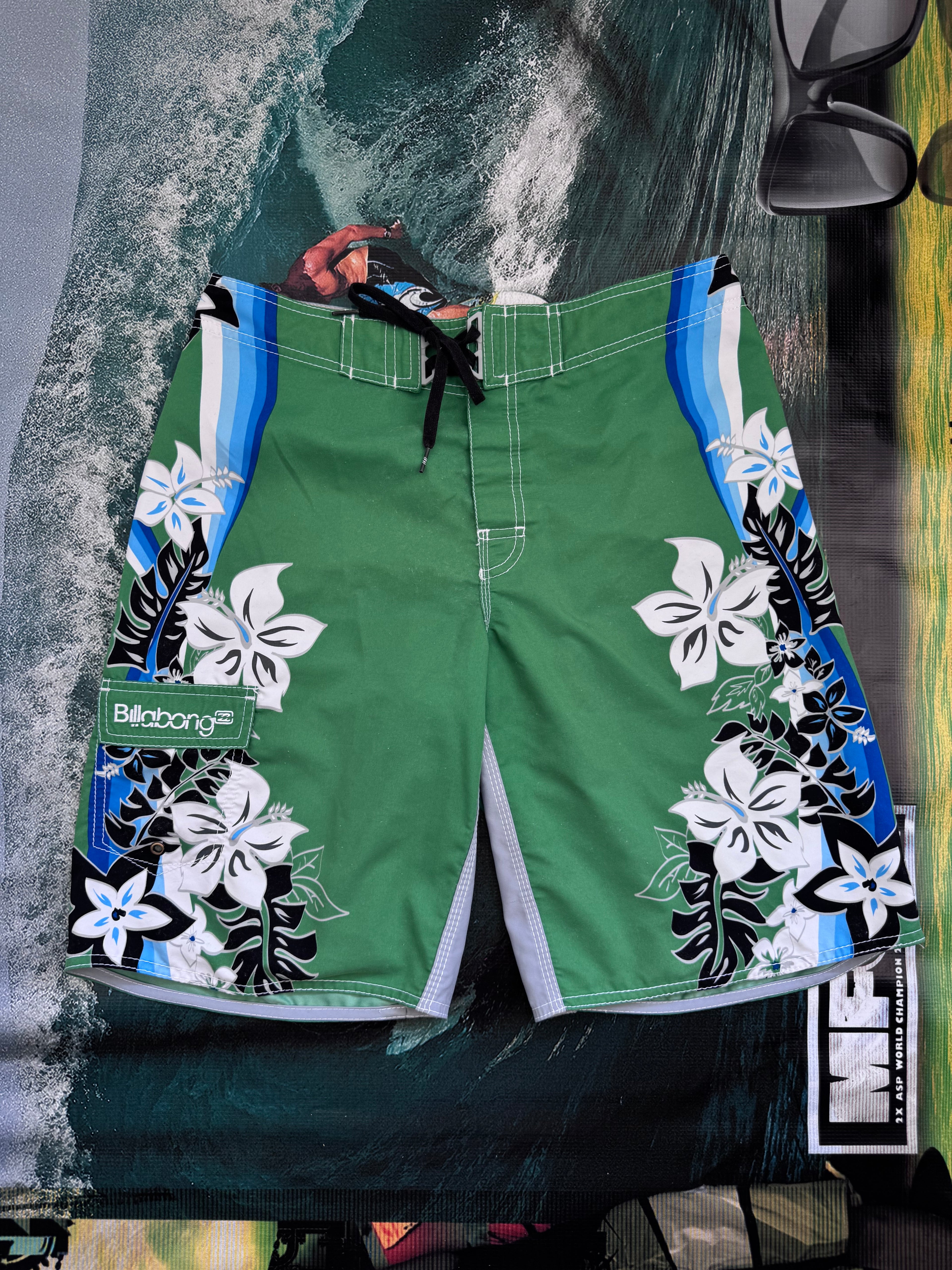Y2K Billabong Floral boardshorts green/white/blue/black size 32 – front view