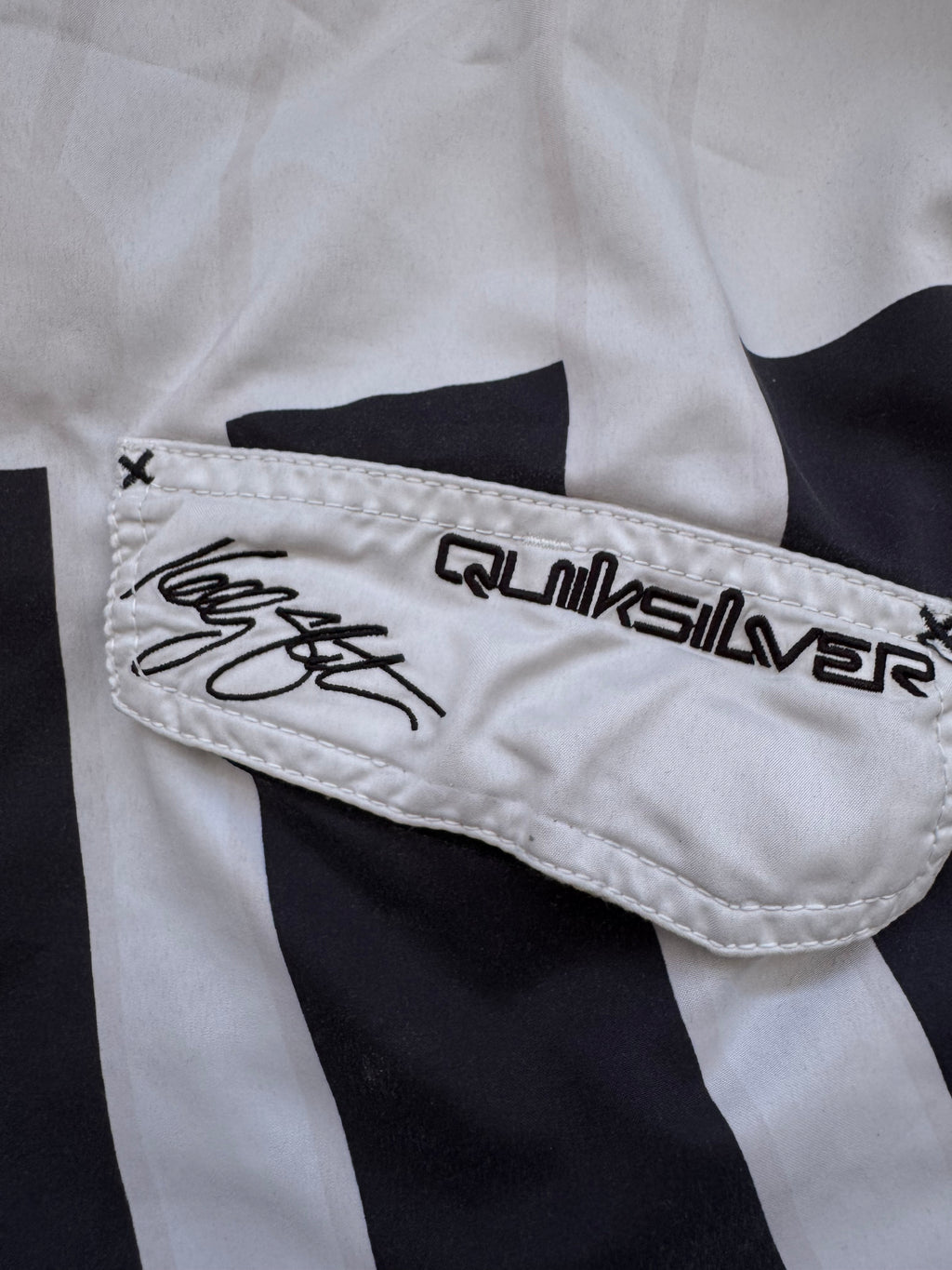 Y2K Quiksilver Kelly Slater boardshorts white/black size 28 – back view