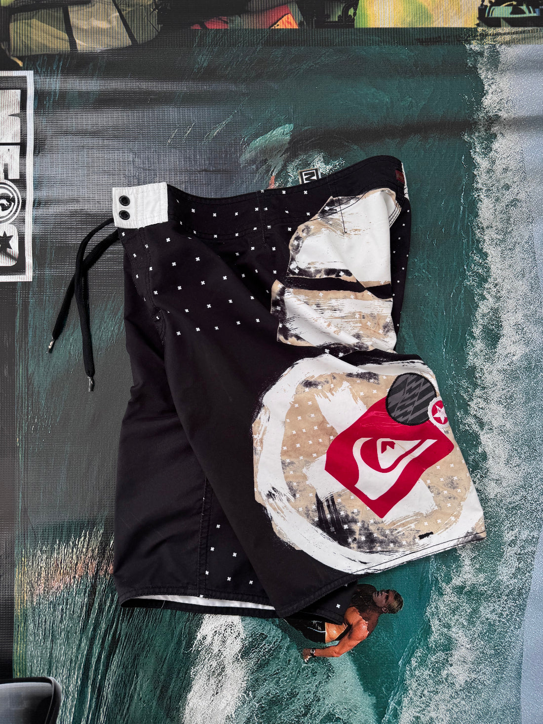 Y2K Quiksilver boardshorts black/beige/white size 14Y – front view