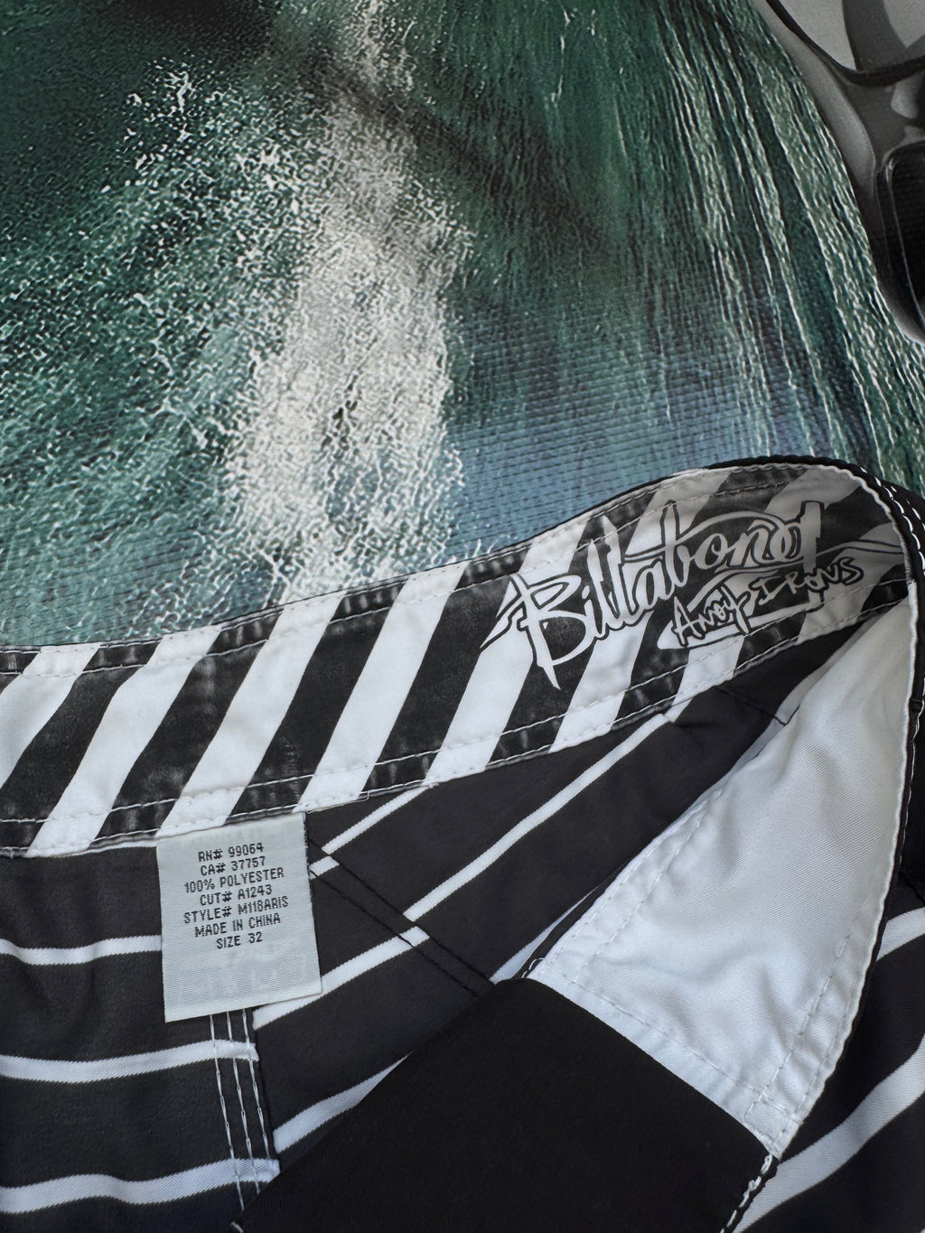 Y2K Billabong Andy Irons boardshorts black/white size 32 – close-up
