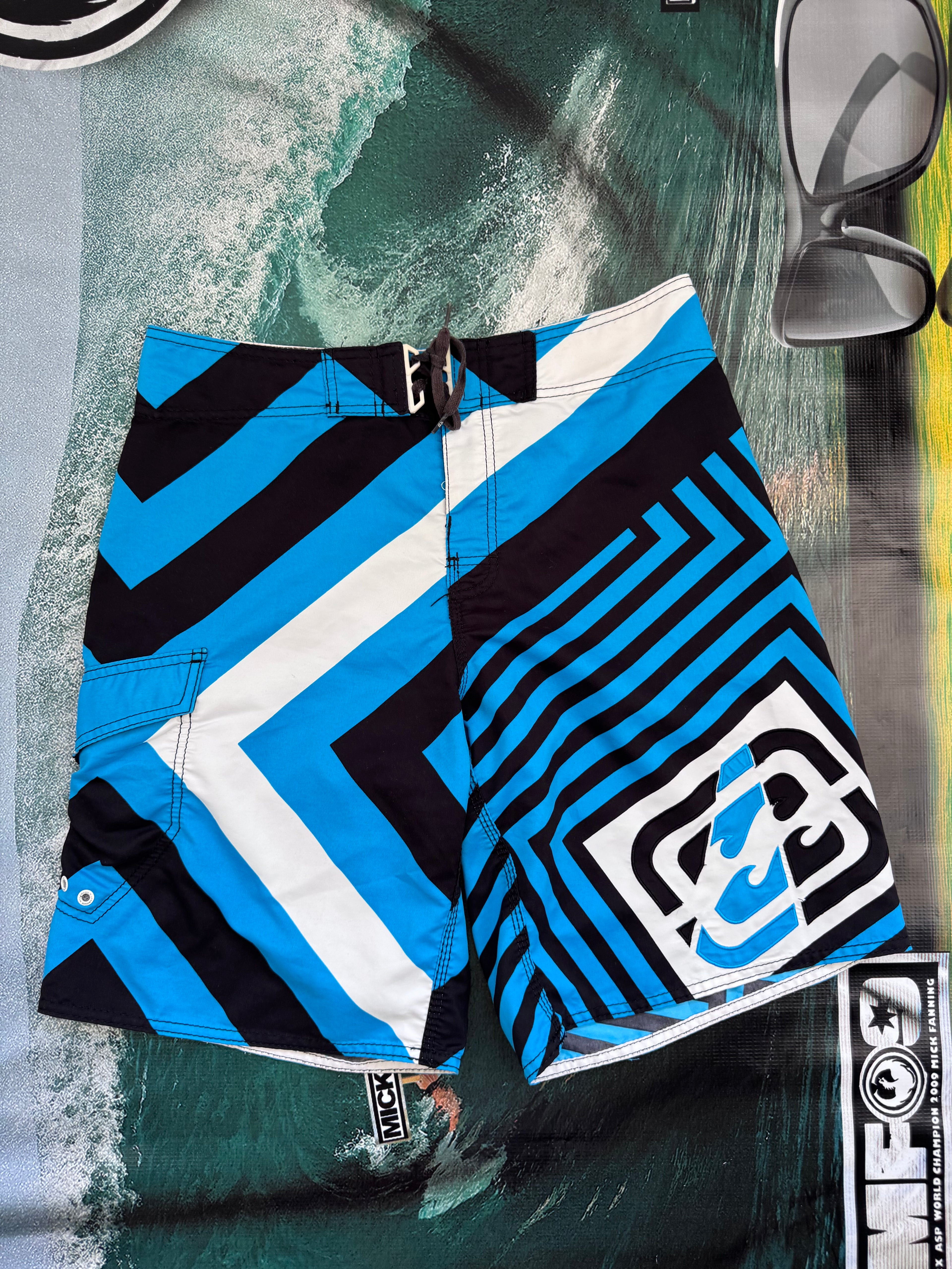 Y2K Billabong Taj Burrow boardshorts blue/black/white size 32 – back view