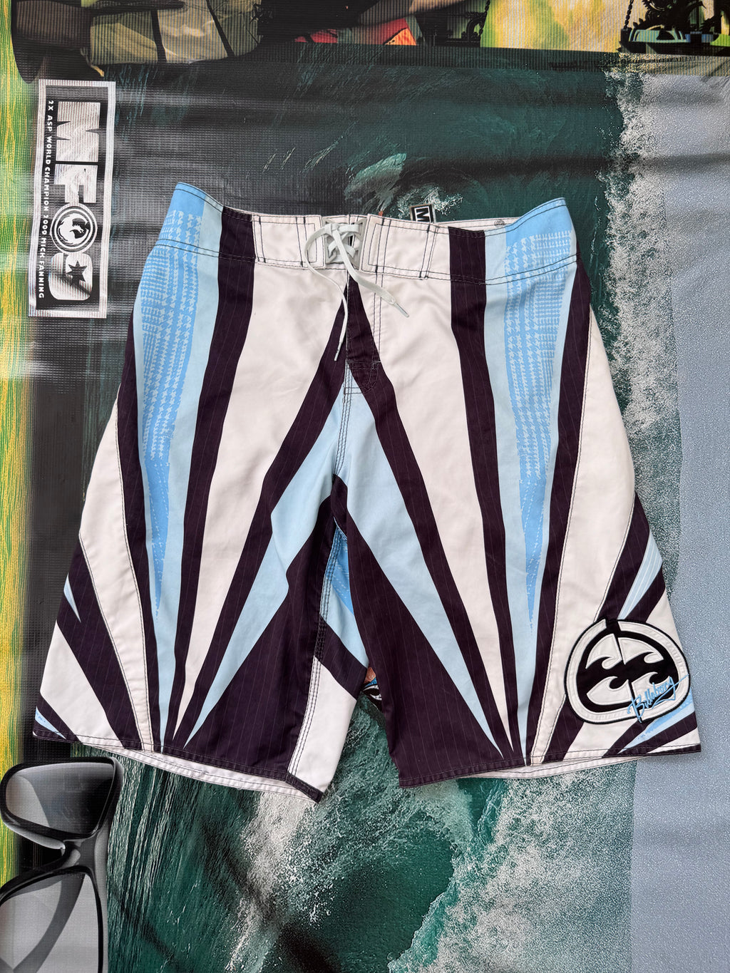 Y2K Billabong Andy Irons boardshorts blue/white/black size 32 – back view