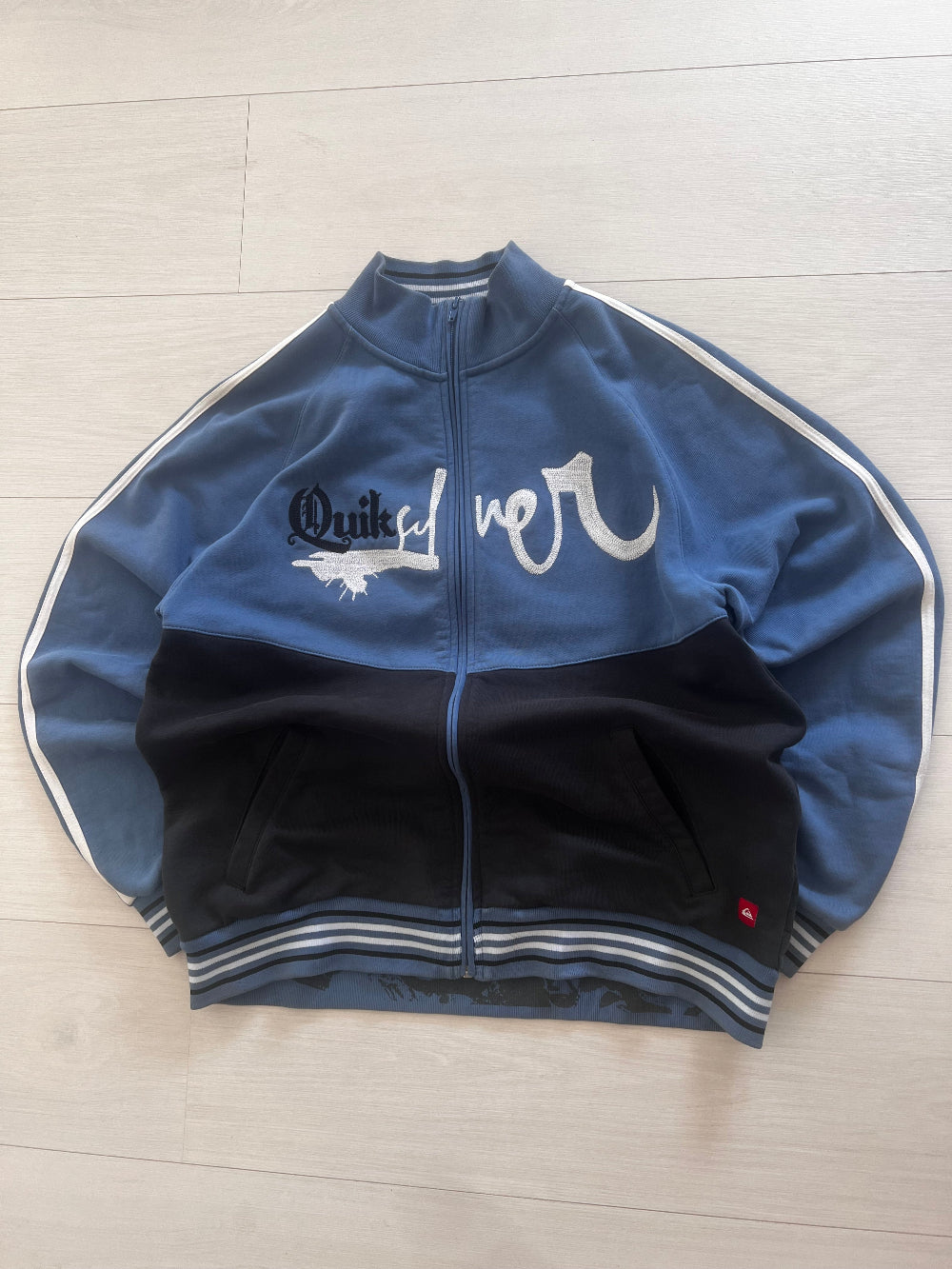 Y2K Quiksilver sweatshirt front logo — rare vintage surf brand