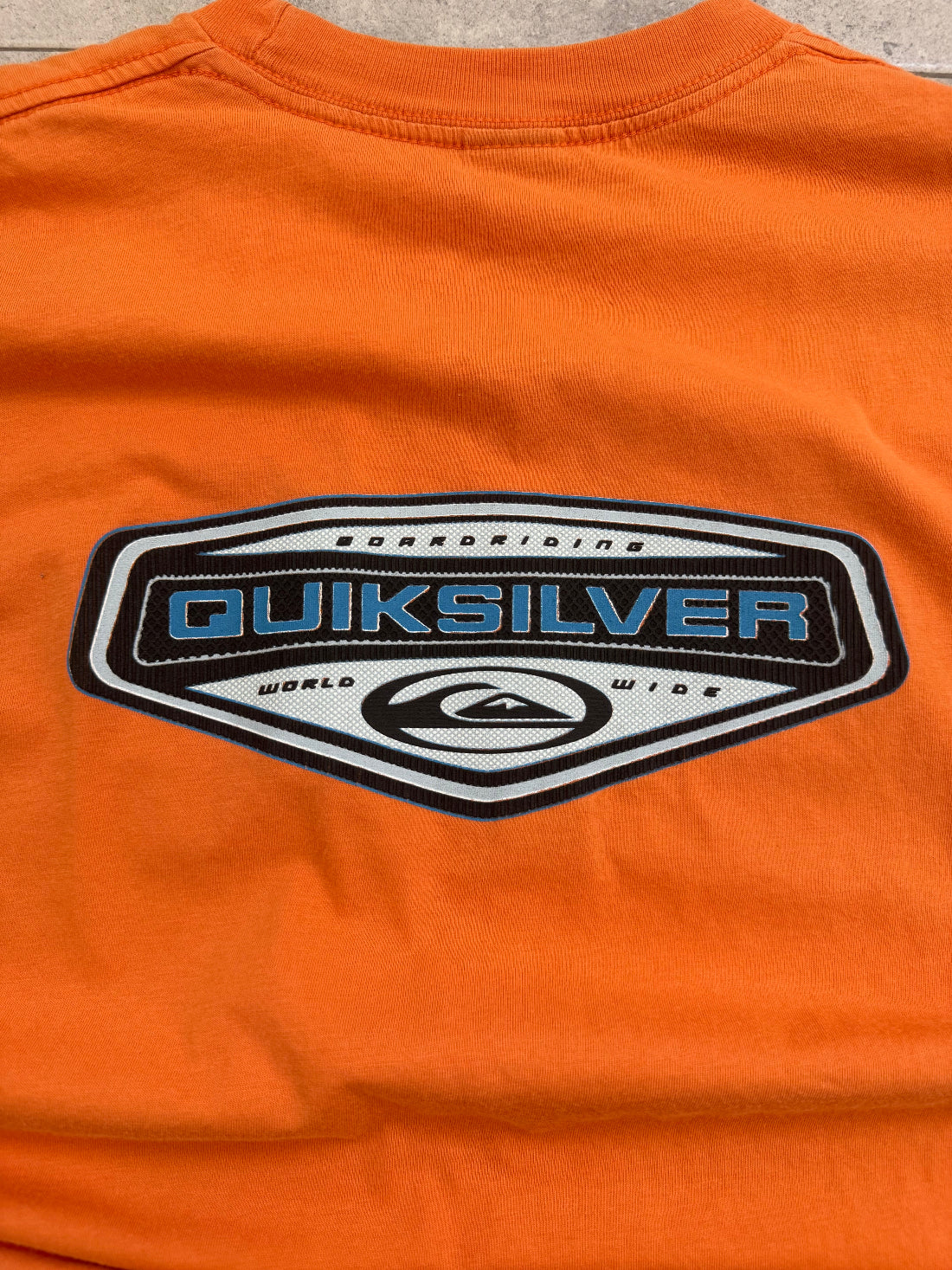 Vintage Y2K Quiksilver surf t-shirt, orange - logo detail