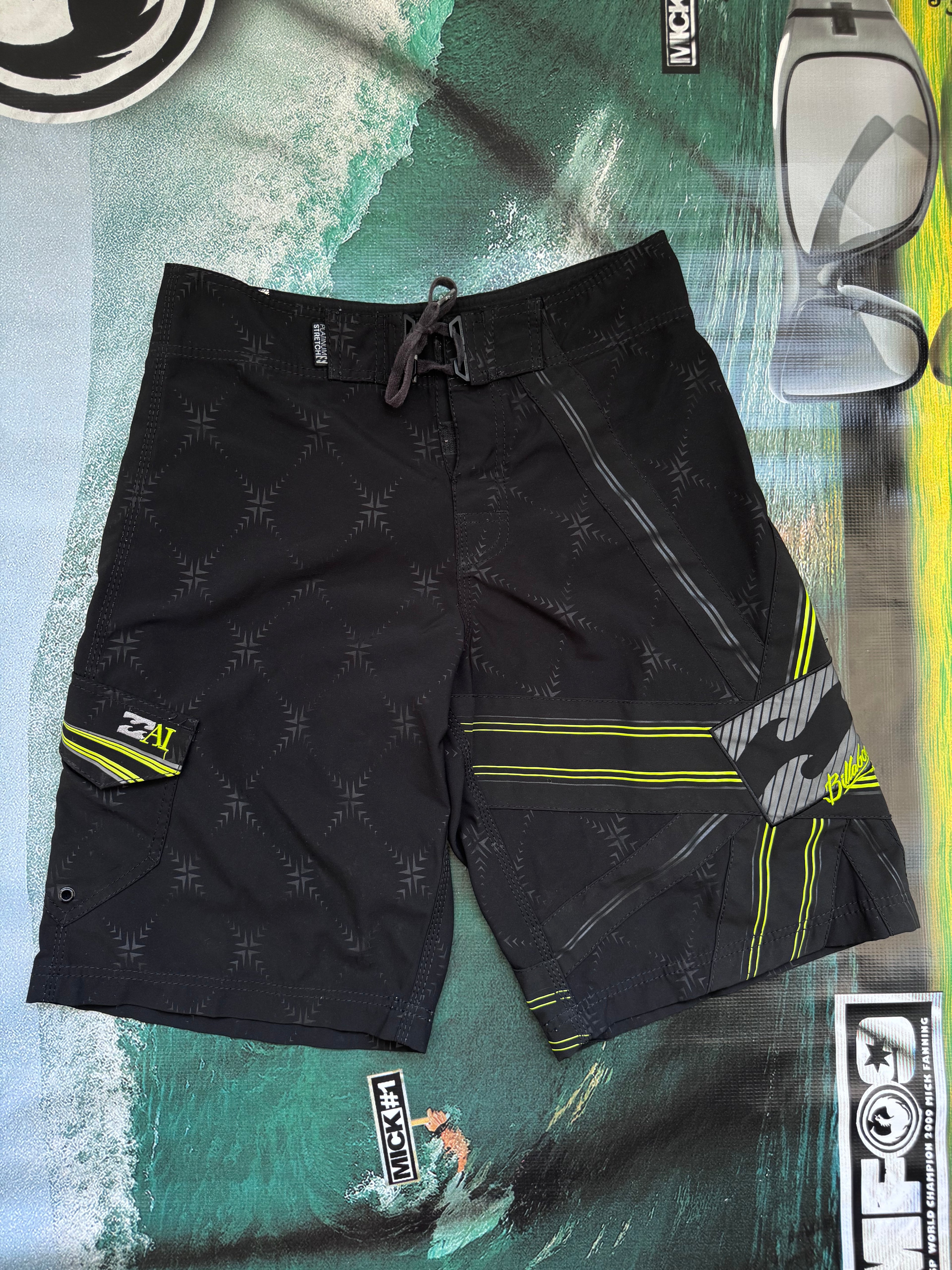 Y2K Billabong Andy Irons boardshorts light red/white/black size 31 – front view