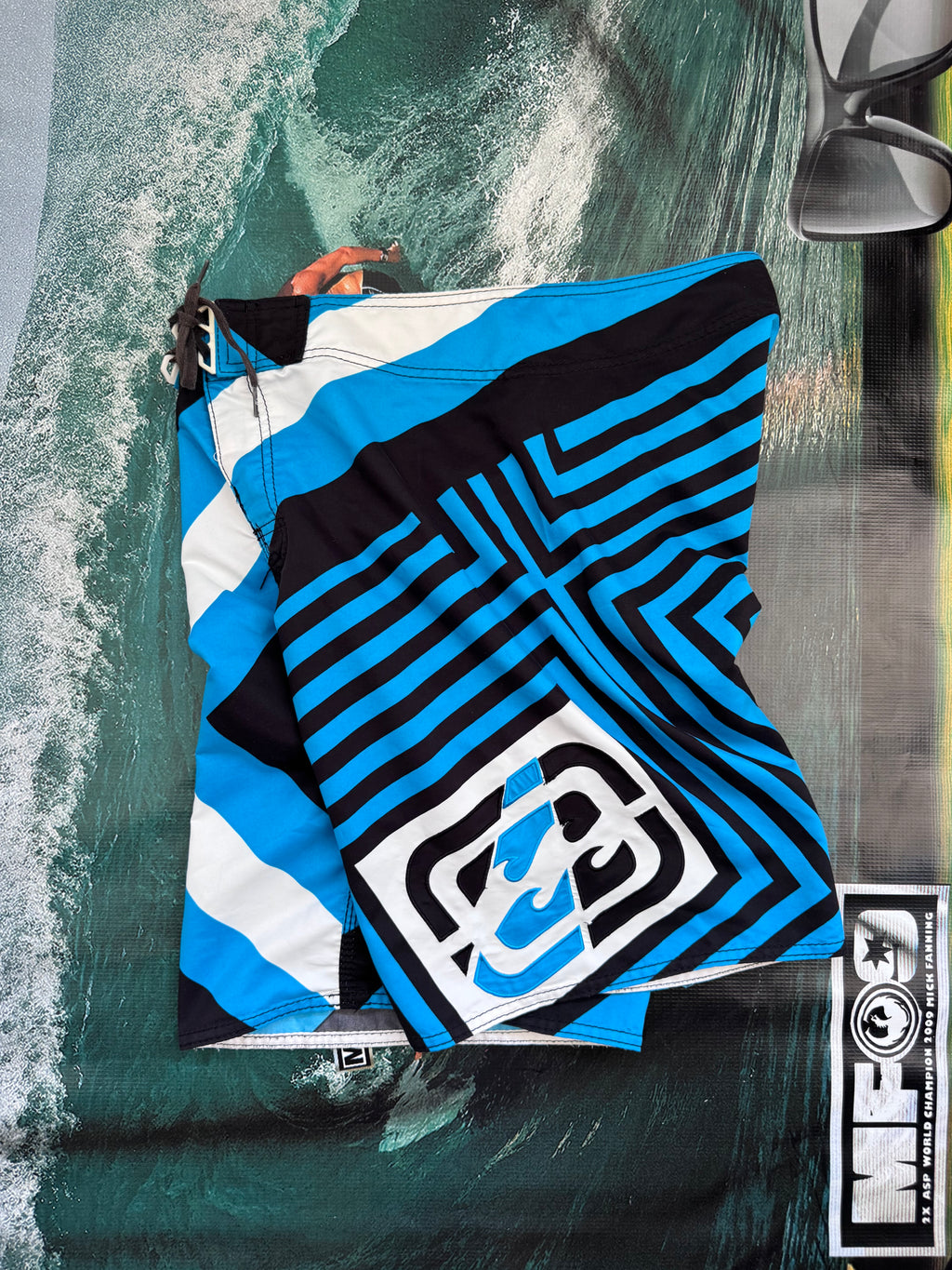 Y2K Billabong Taj Burrow boardshorts blue/black/white size 32 – front view