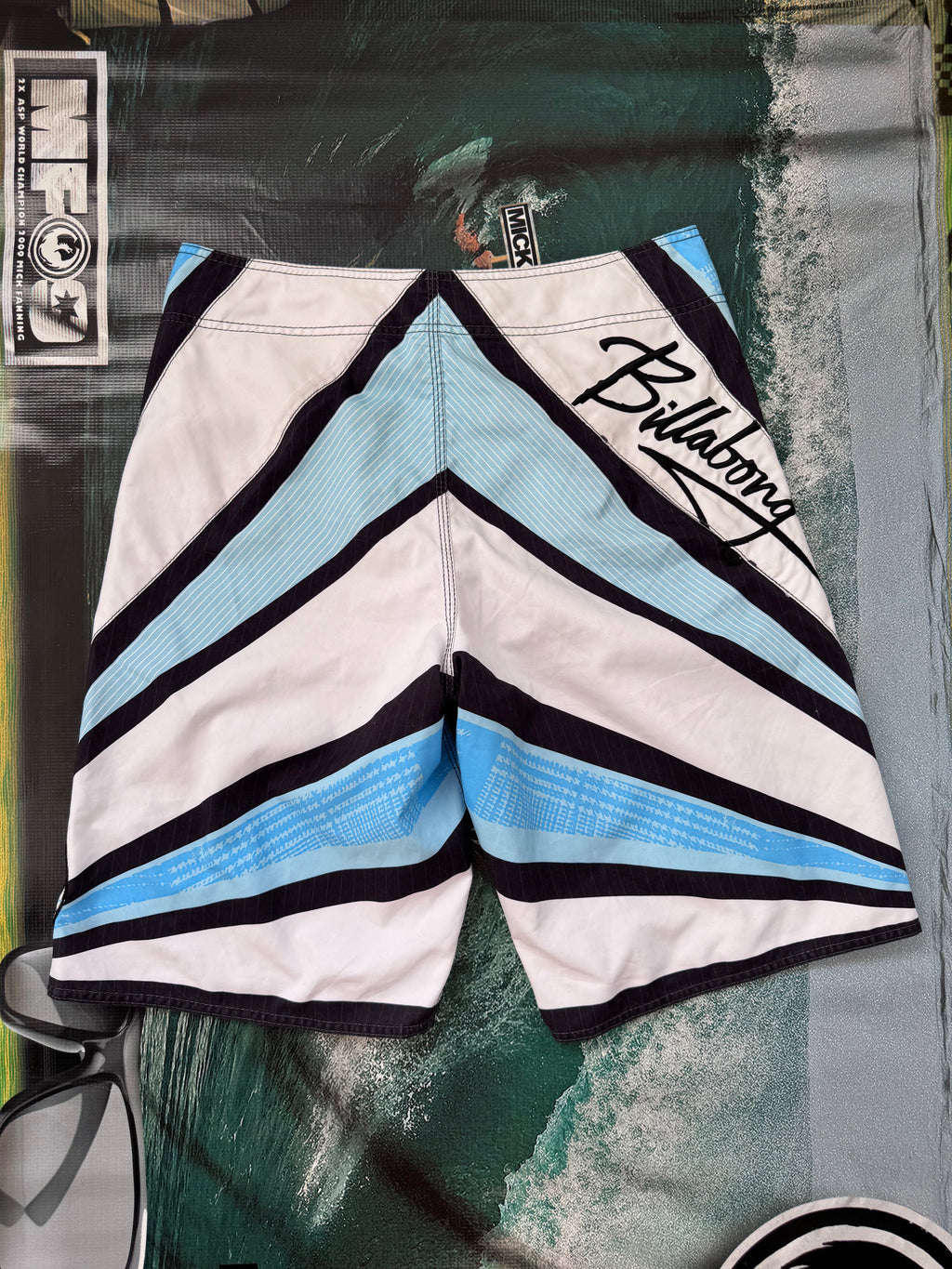 Y2K Billabong Andy Irons boardshorts blue/white/black size 34 – detail view