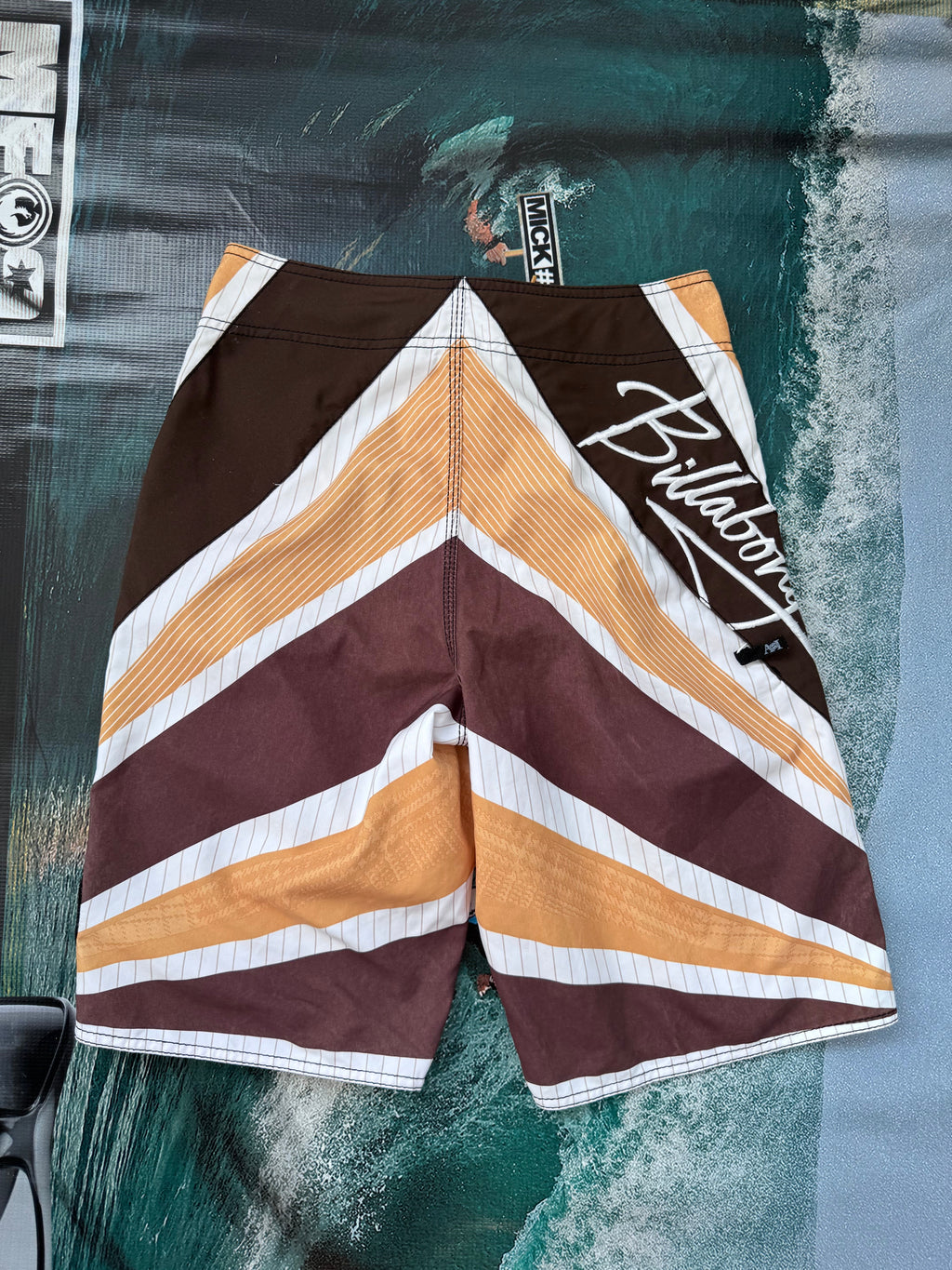 Y2K Billabong Andy Irons boardshorts yellow mustard/white/brown size 28 – detail view