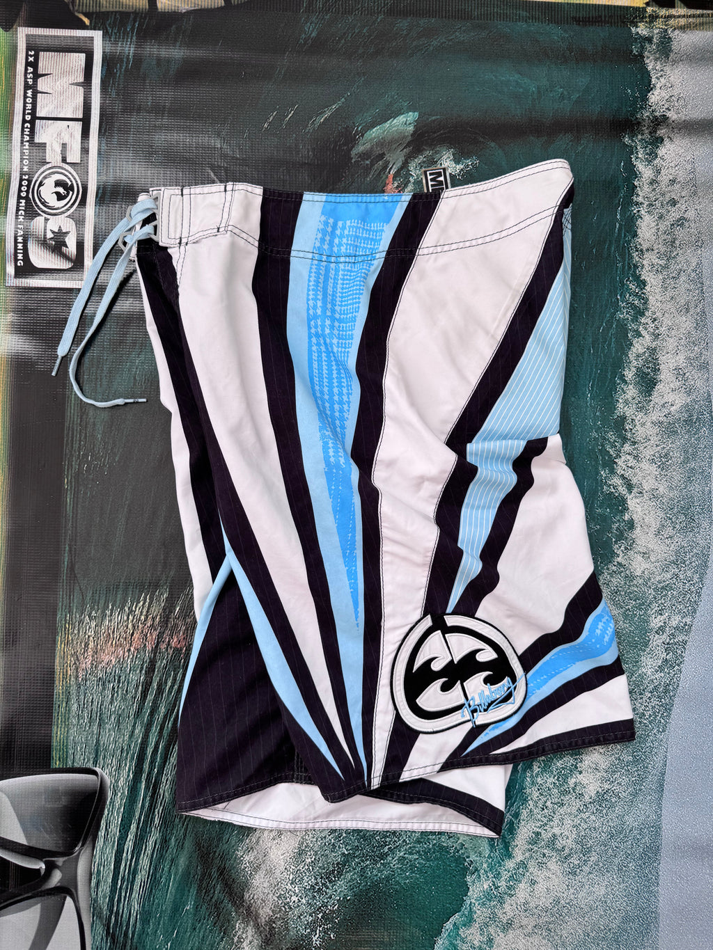 Y2K Billabong Andy Irons boardshorts blue/white/black size 34 – back view