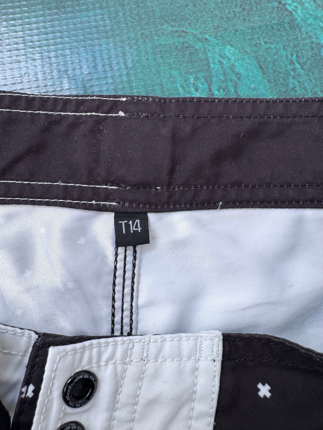 Y2K Quiksilver boardshorts black/beige/white size 14Y – close-up
