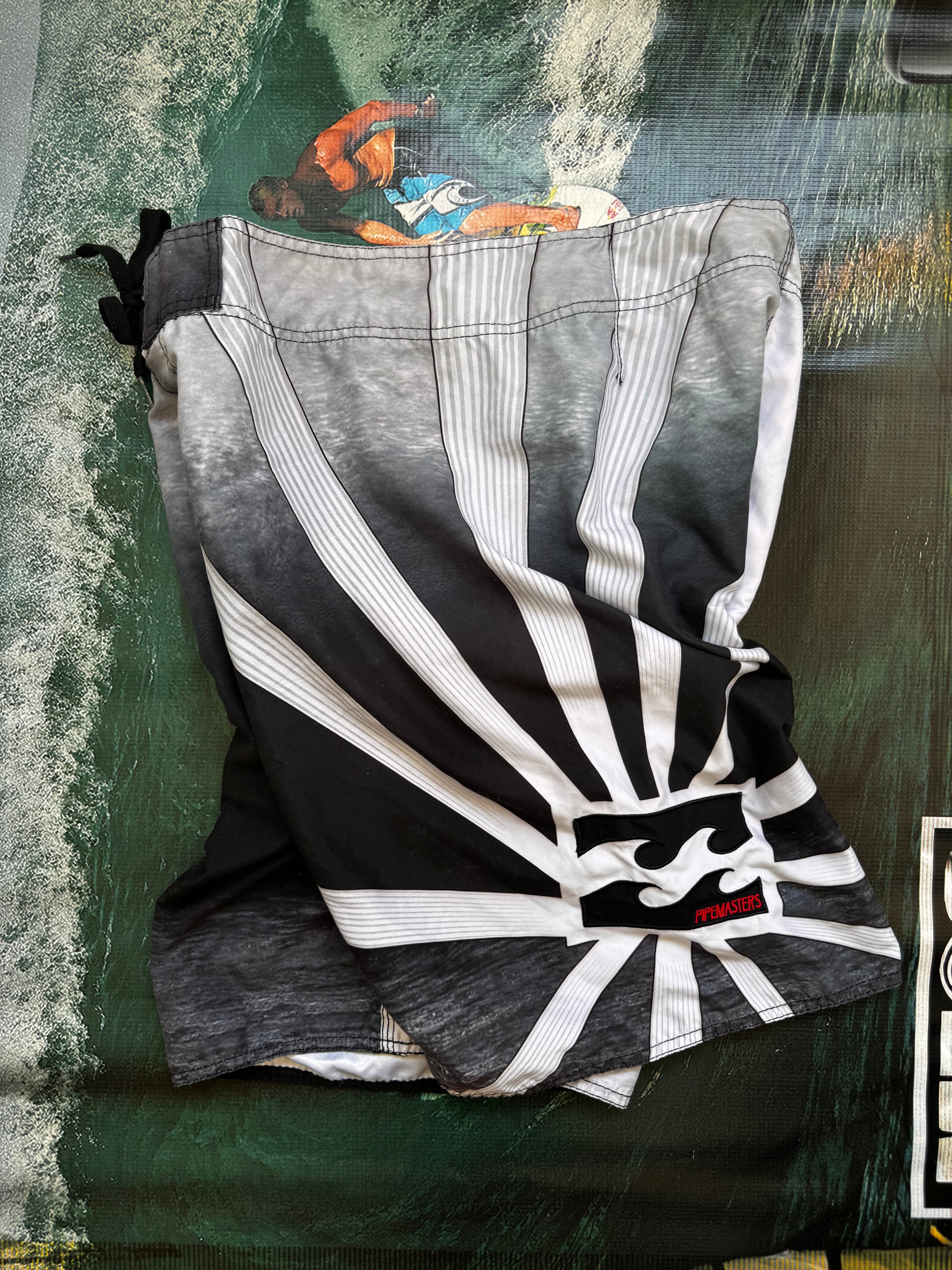 Billabong Andy Irons Pipe Masters Rising Sun boardshorts black white size 36