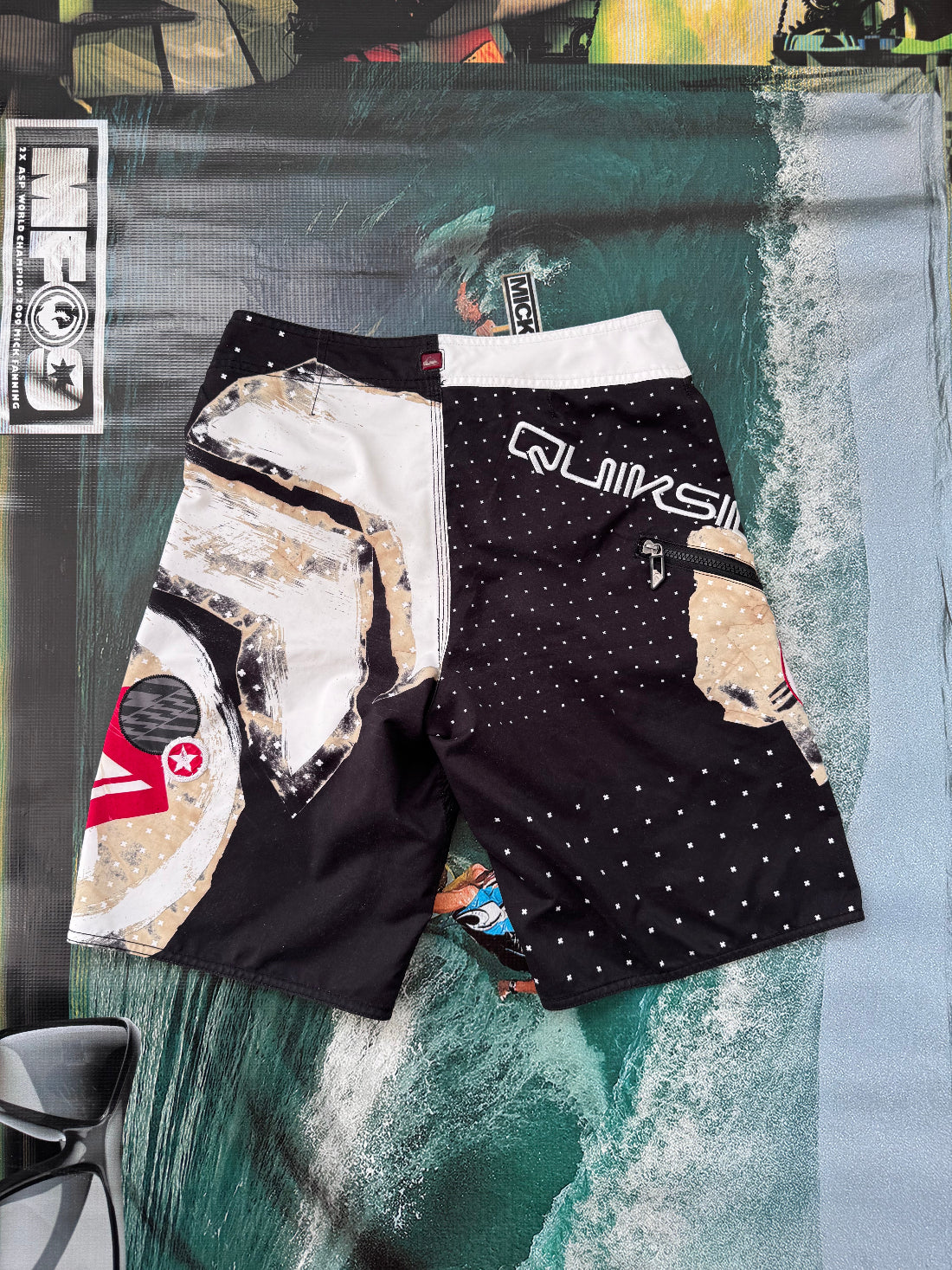 Y2K Quiksilver boardshorts black/beige/white size 14Y – detail view