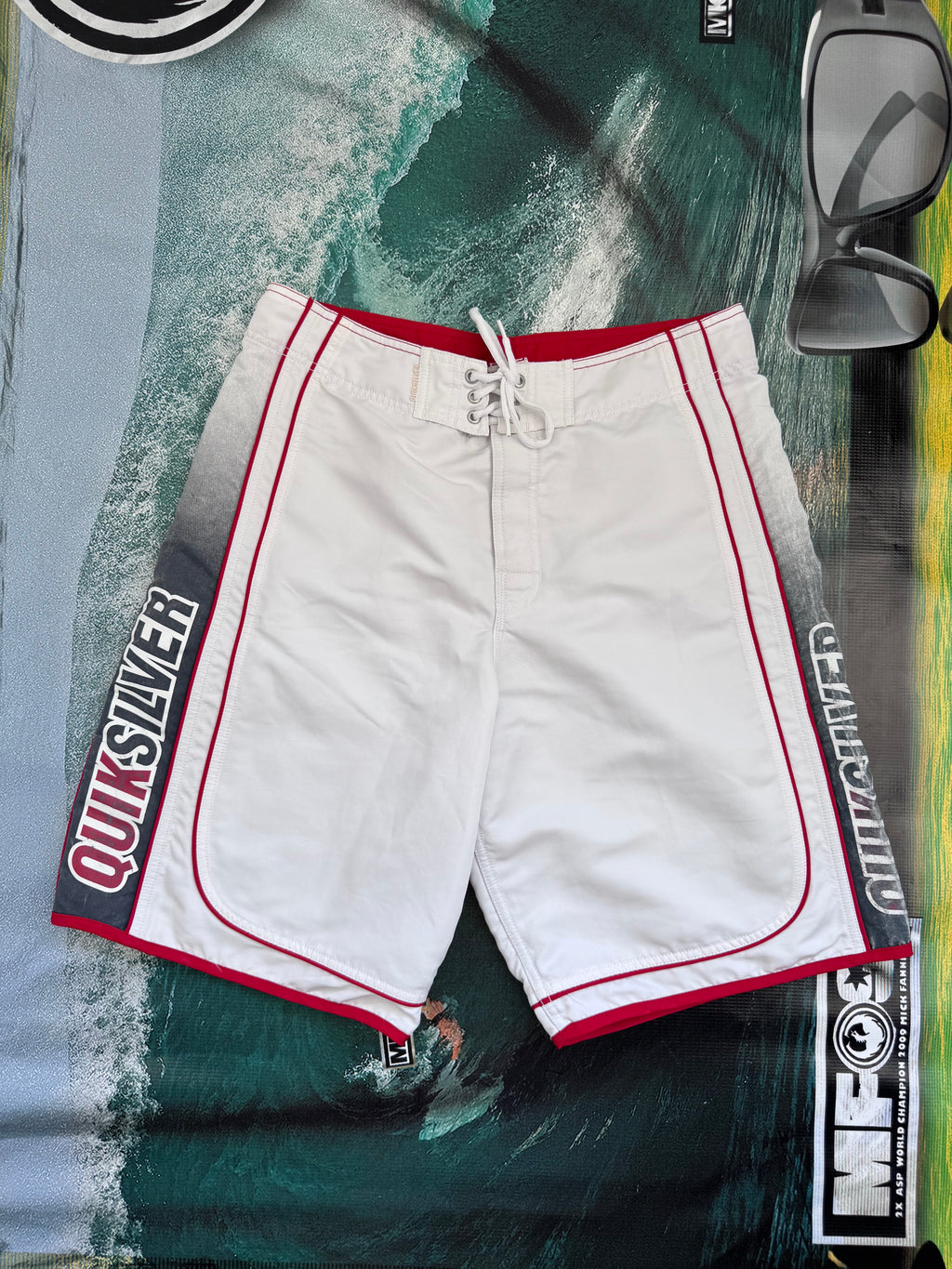 Y2K Quiksilver boardshorts black/white size 31 – front view