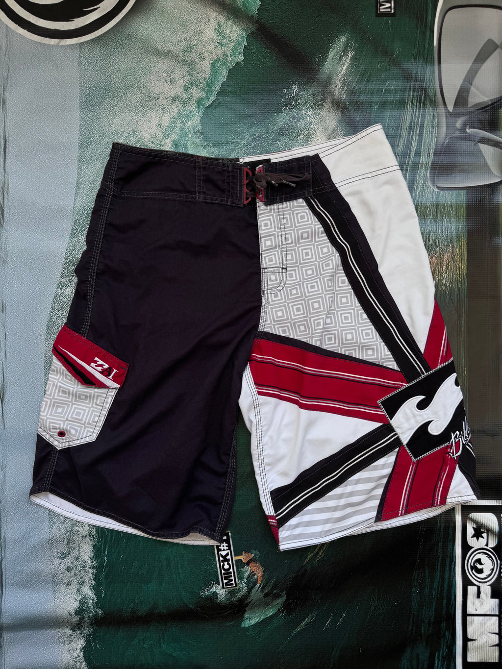 Y2K Billabong Andy Irons boardshorts black/white/red size 32 – back view