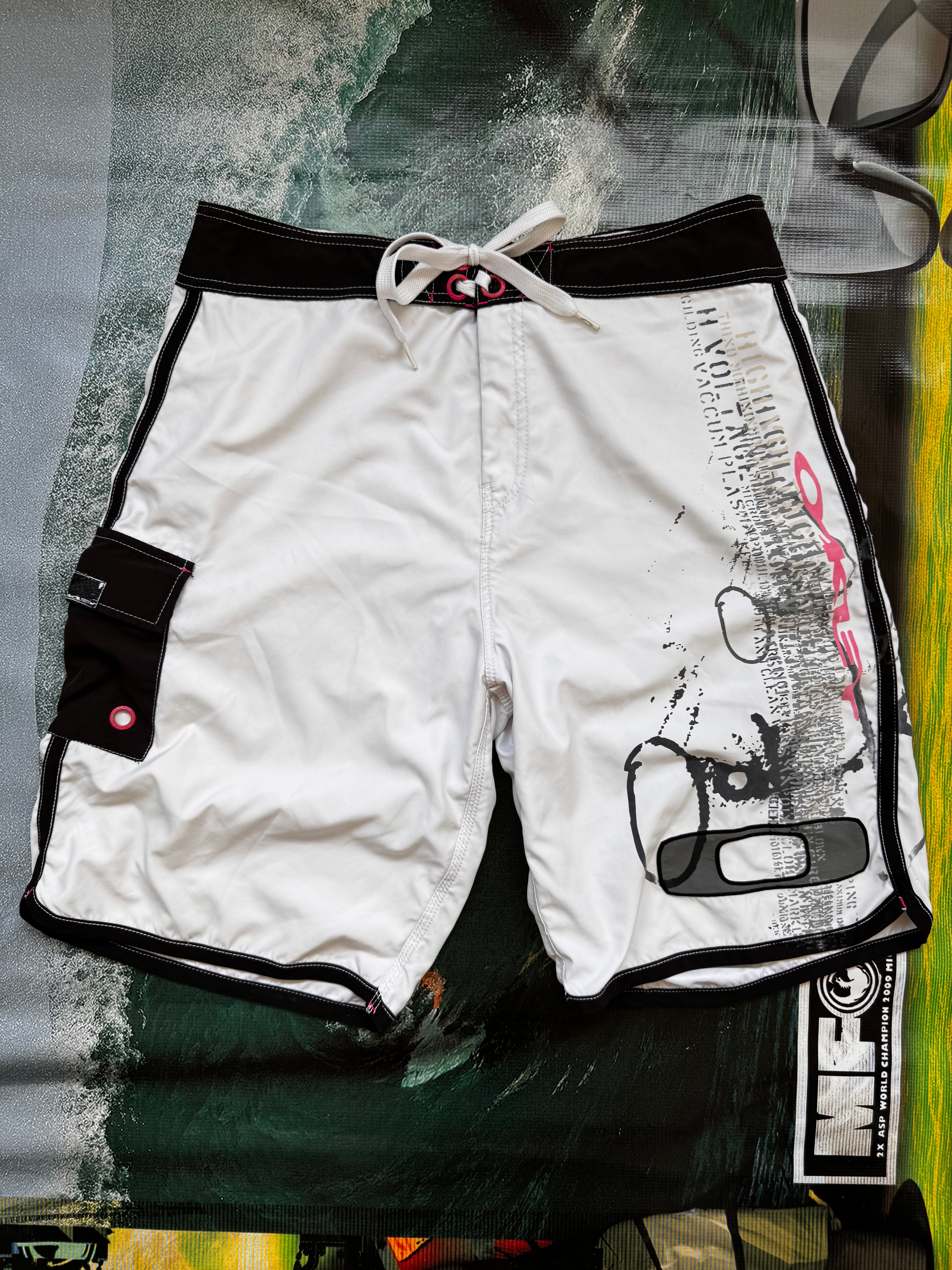 2000s Oakley boardshorts white black size 36