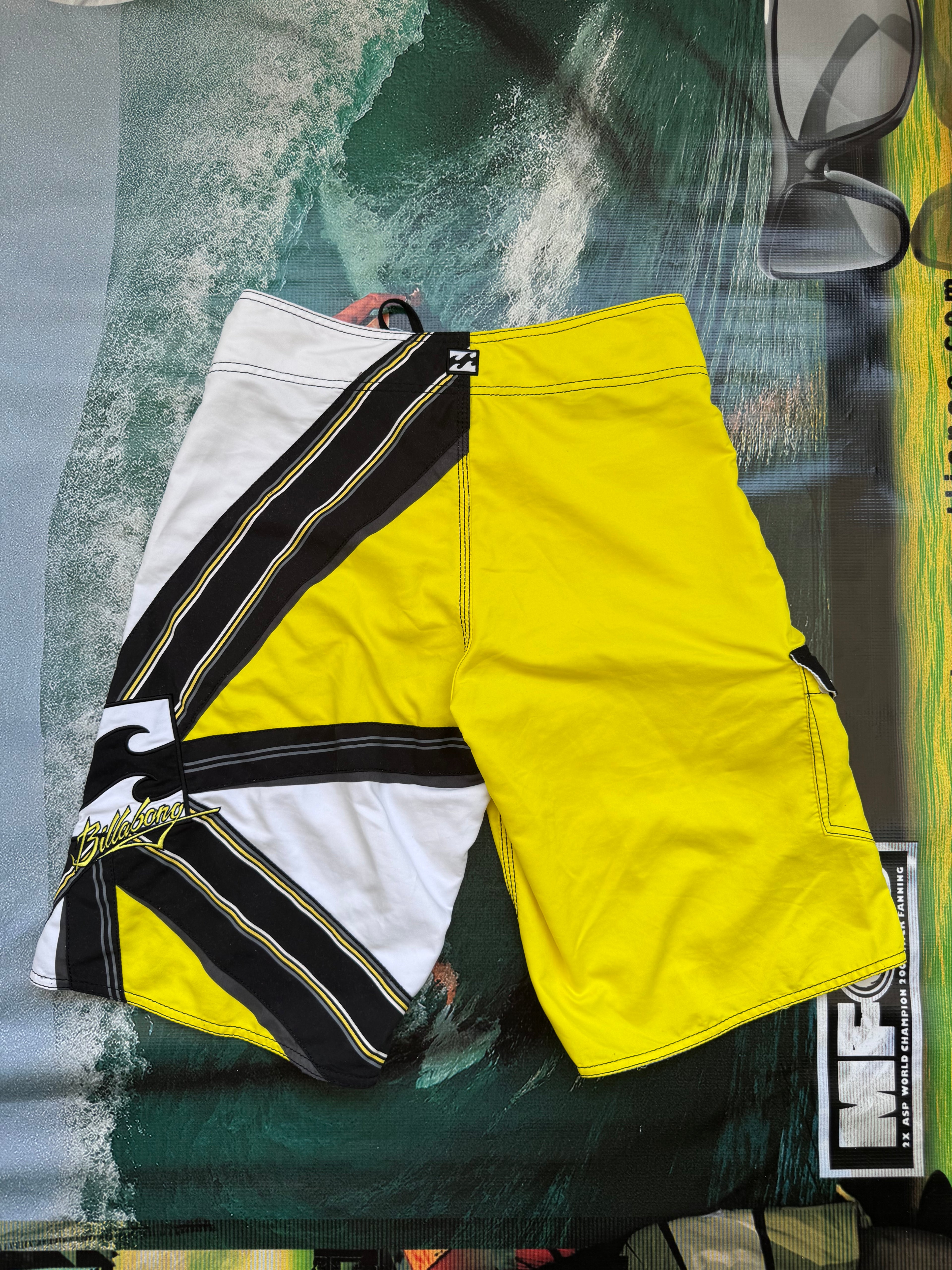 Y2K Billabong Andy Irons boardshorts yellow/black/white size 30 – close-up