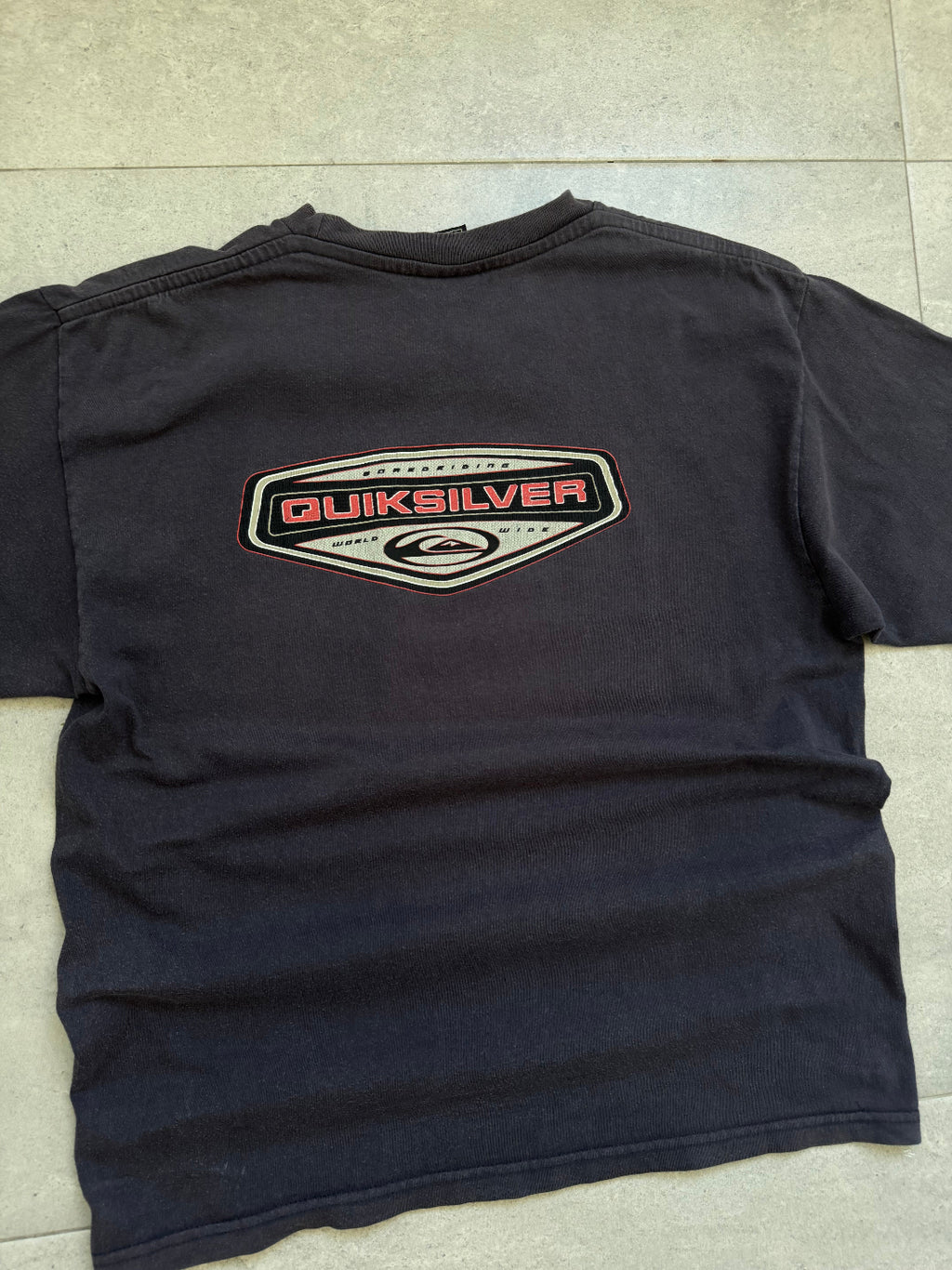 Vintage Y2K Quiksilver surf t-shirt, navy - logo detail