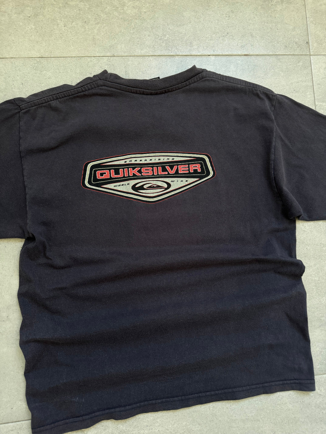 Vintage Y2K Quiksilver surf t-shirt, navy - logo detail