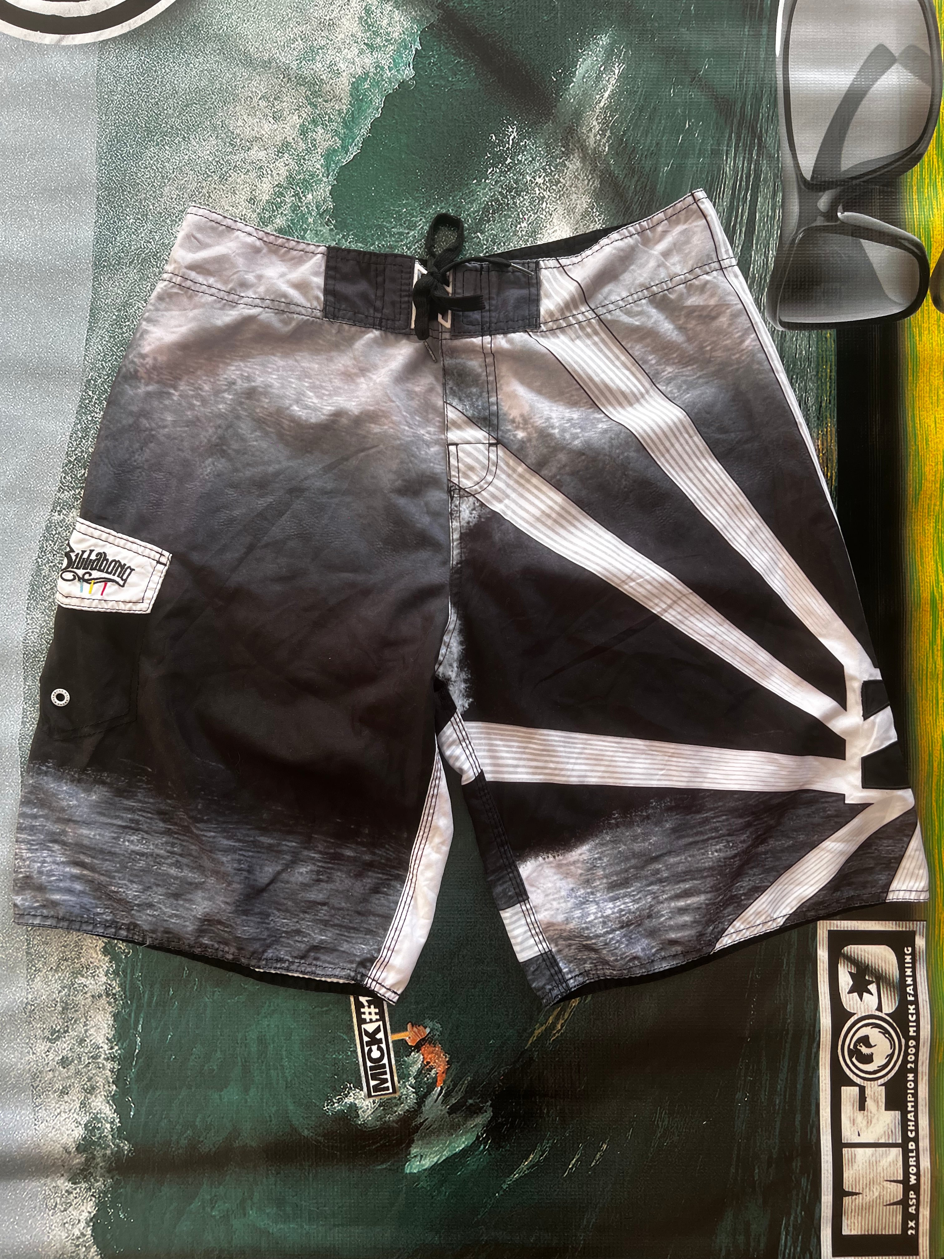 Y2K Billabong Andy Irons Pipe Masters Rising Sun Boardies (36)