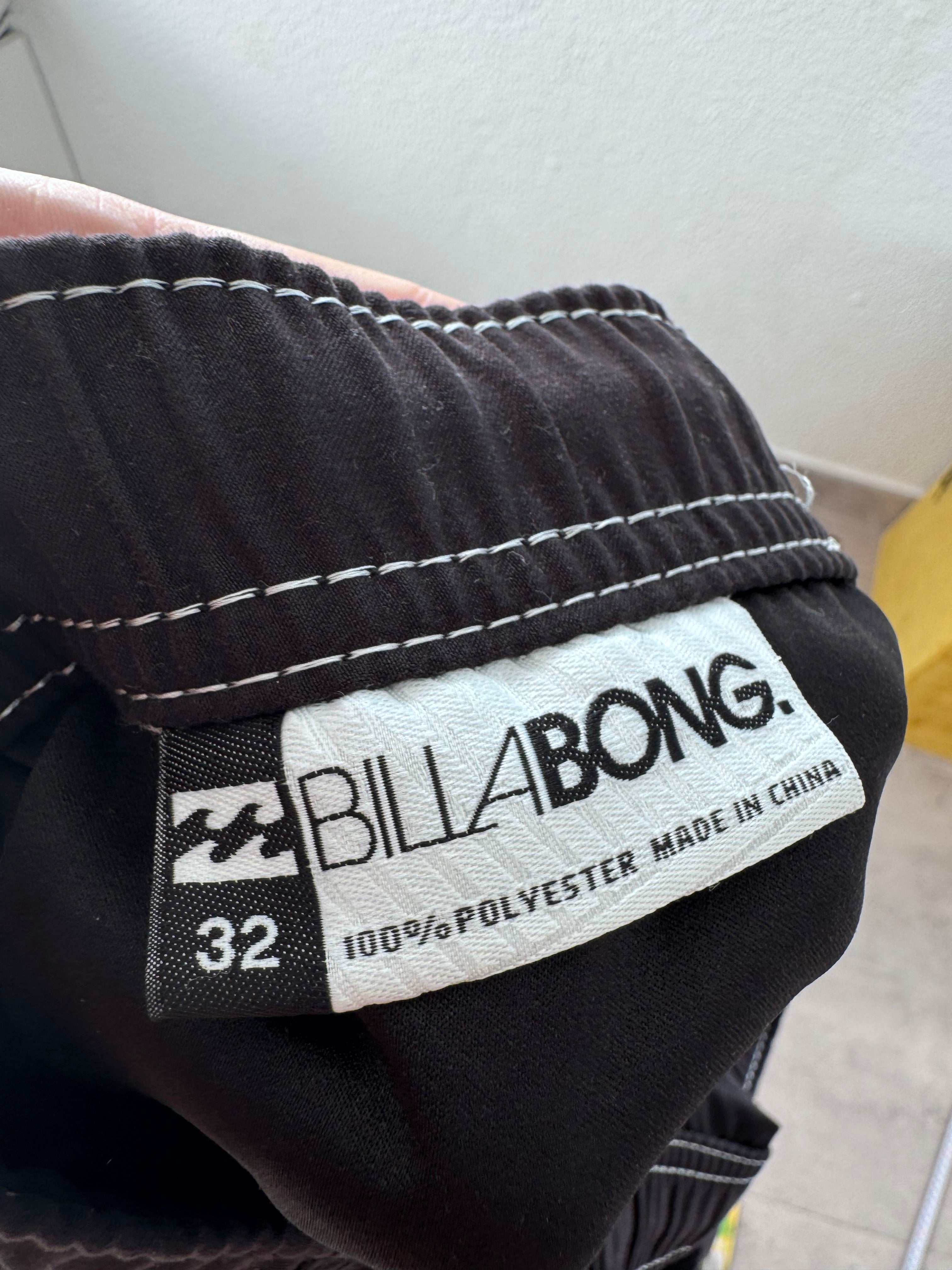 Y2K Billabong boardshorts black/white size 32 – close-up